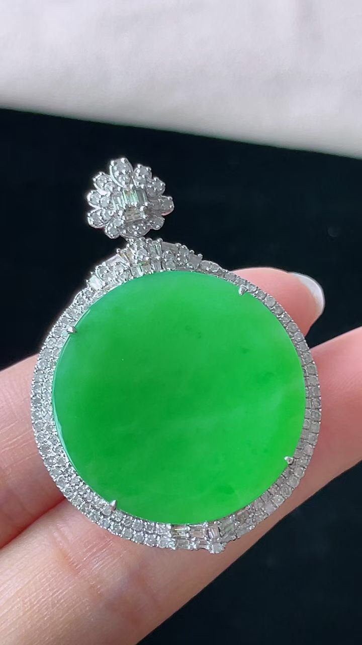 【翡翠名称】18K金豪华镶钻冰阳绿圆牌吊坠
【翡翠尺寸】含金41.7/29.5/9mm
【翡翠描述】