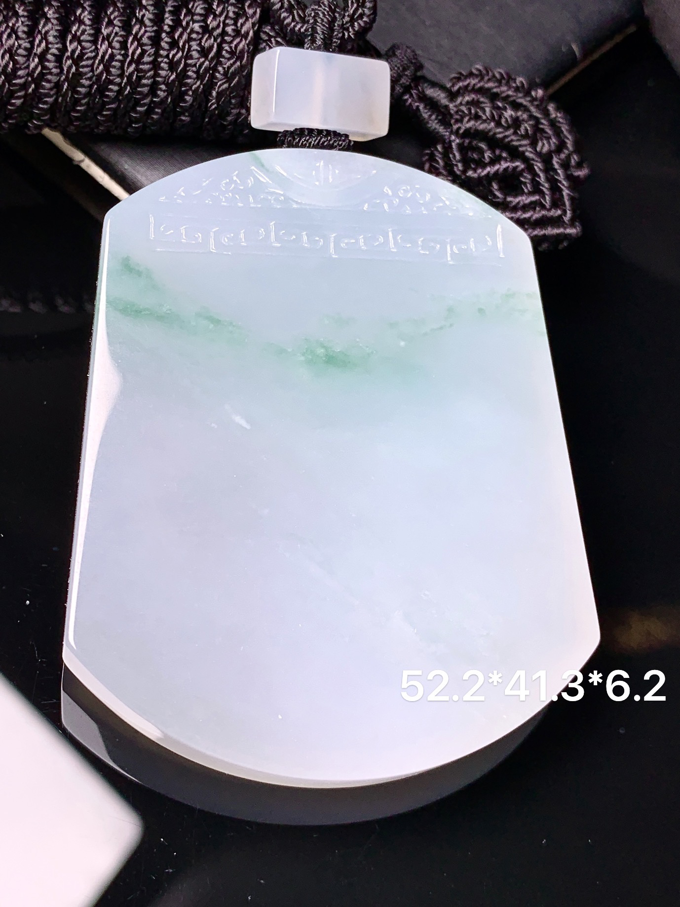 飘绿无事牌吊坠 玉质细腻 色泽艳丽清新 水润亮眼 整体尺寸52.2*41.3*6.2L1