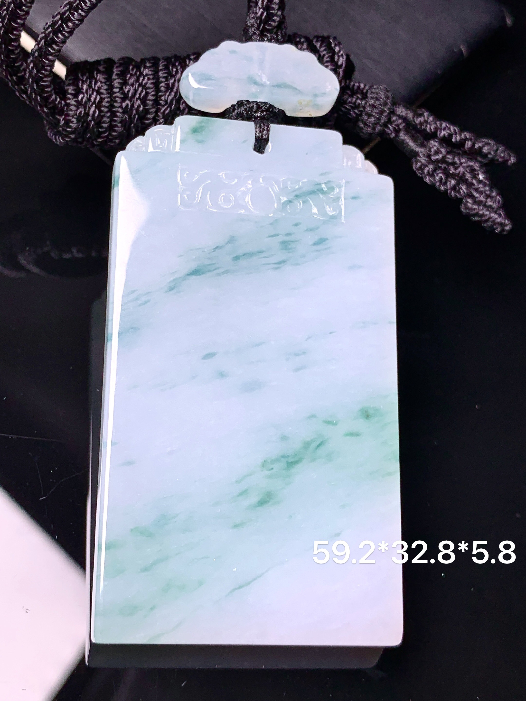 飘绿无事牌吊坠 玉质细腻 色泽艳丽清新 水润亮眼 整体尺寸59.2*32.8*5.8L1