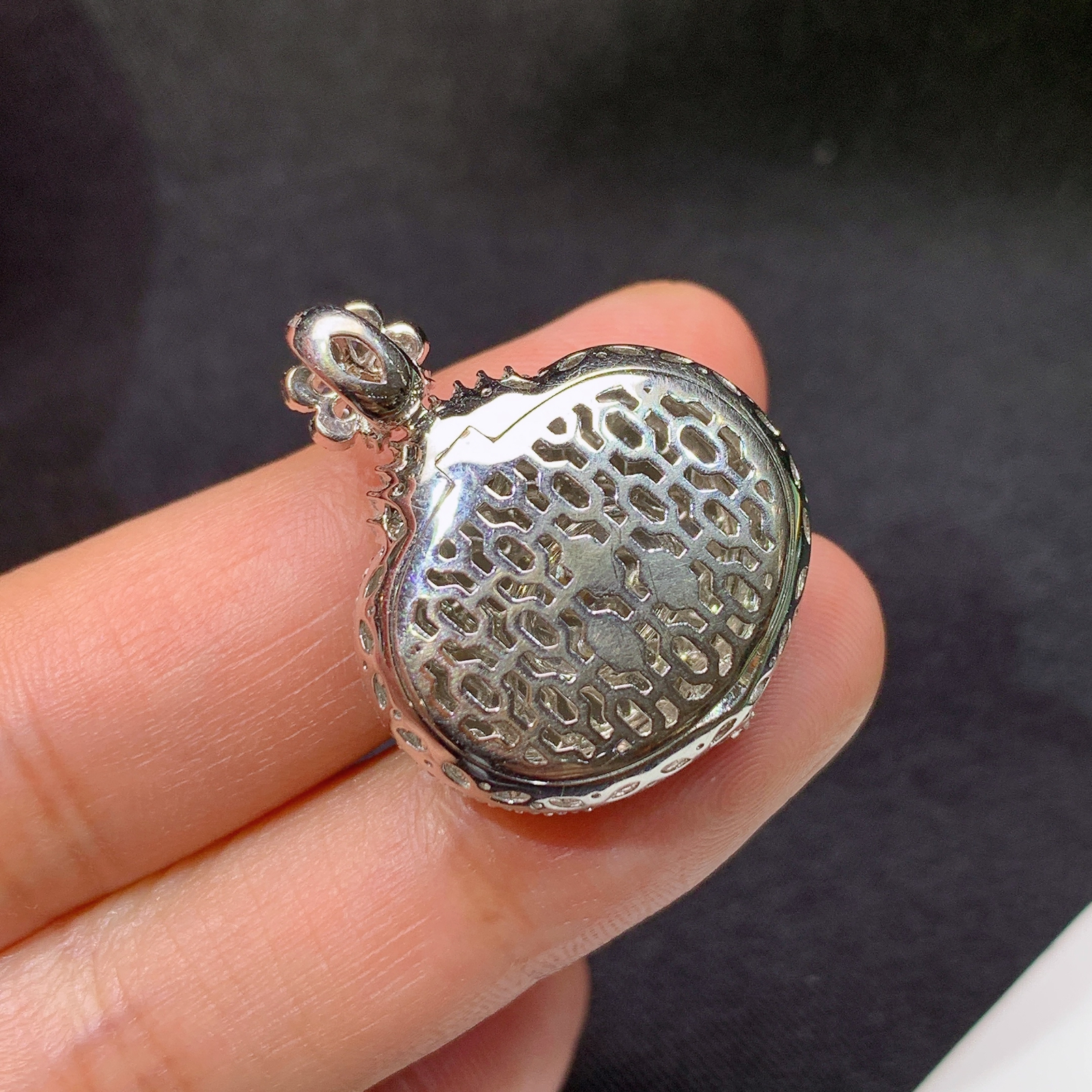 冰阳绿爱心吊坠，18k金镶嵌，冰润色阳，种水足，Ys2 尺寸28.2*22.7*8.3