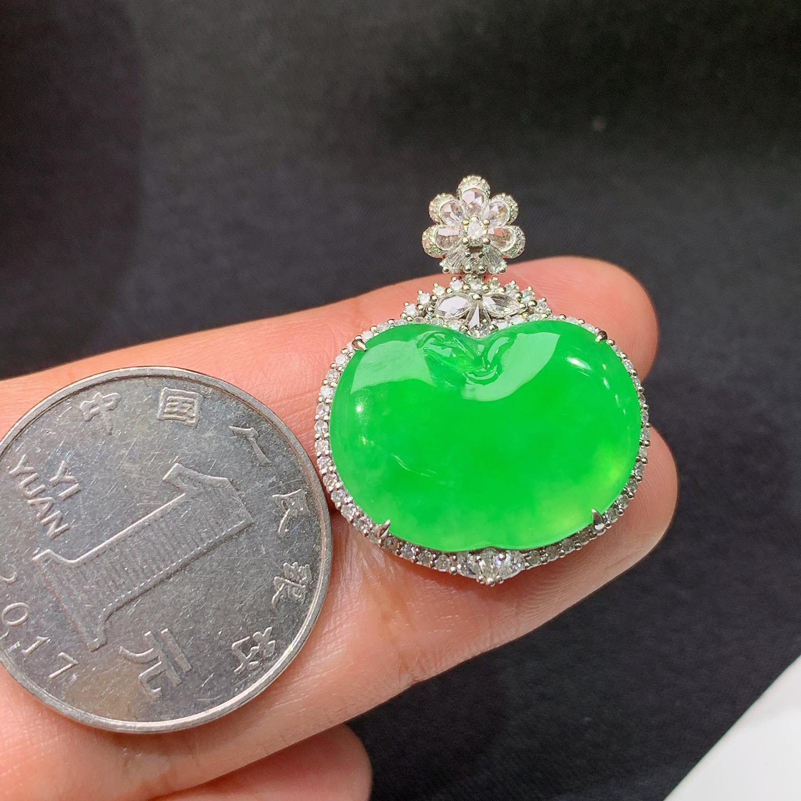 冰阳绿爱心吊坠，18k金镶嵌，冰润色阳，种水足，Ys2 尺寸28.2*22.7*8.3