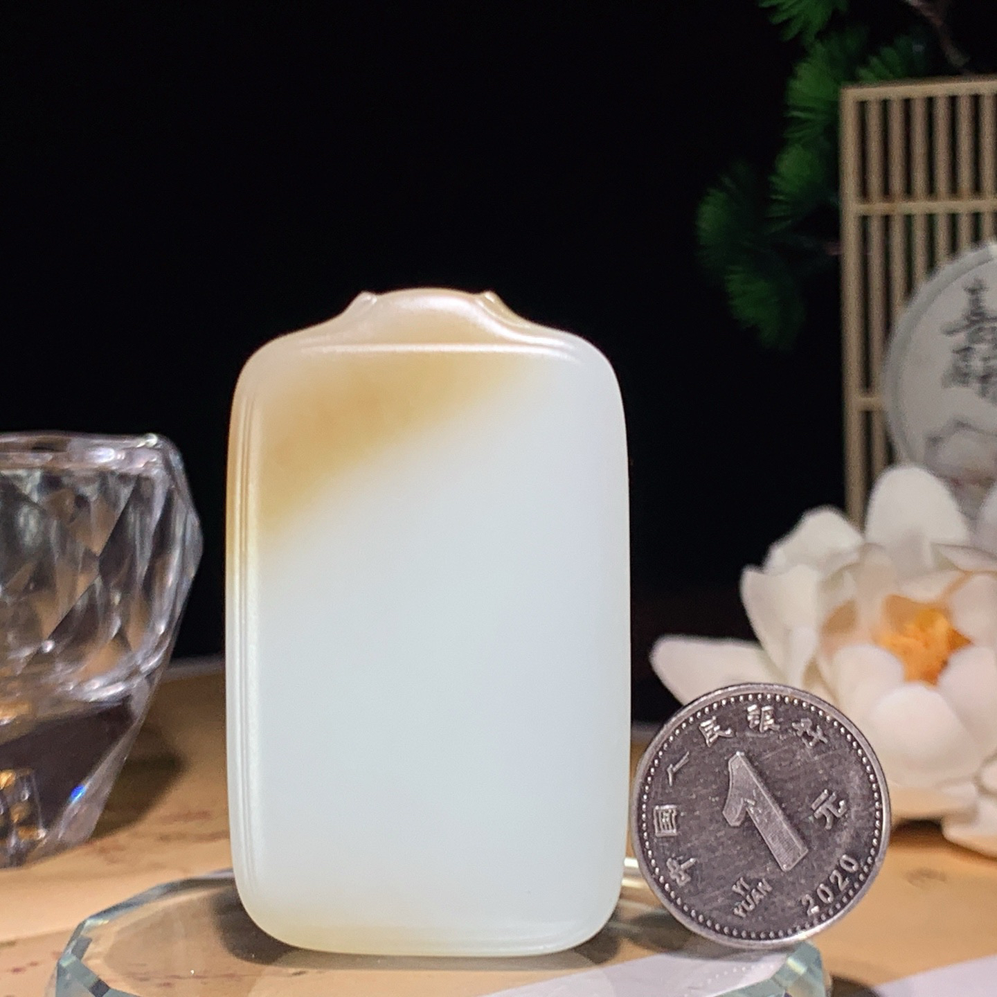 新疆和田玉且末糖平安无事牌子挂件。尺寸55/33/9重45.5克 玉质细腻油润。手推出油。佩戴高端典雅。lt251227