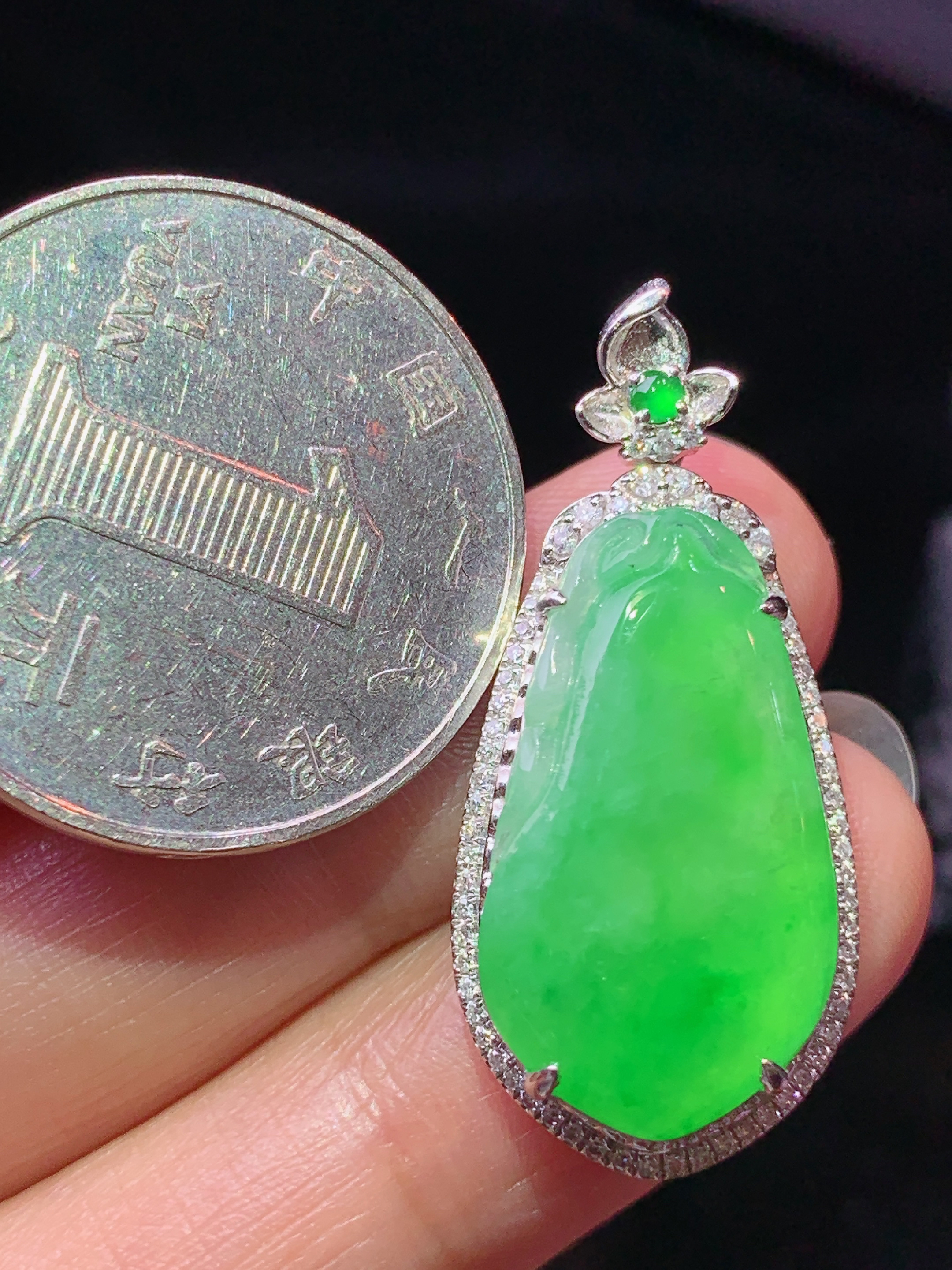 18k金钻镶嵌冰阳绿福瓜吊坠 玉质细腻 色泽艳丽清新 水润亮眼 整体尺寸32.3*14.5*7j2