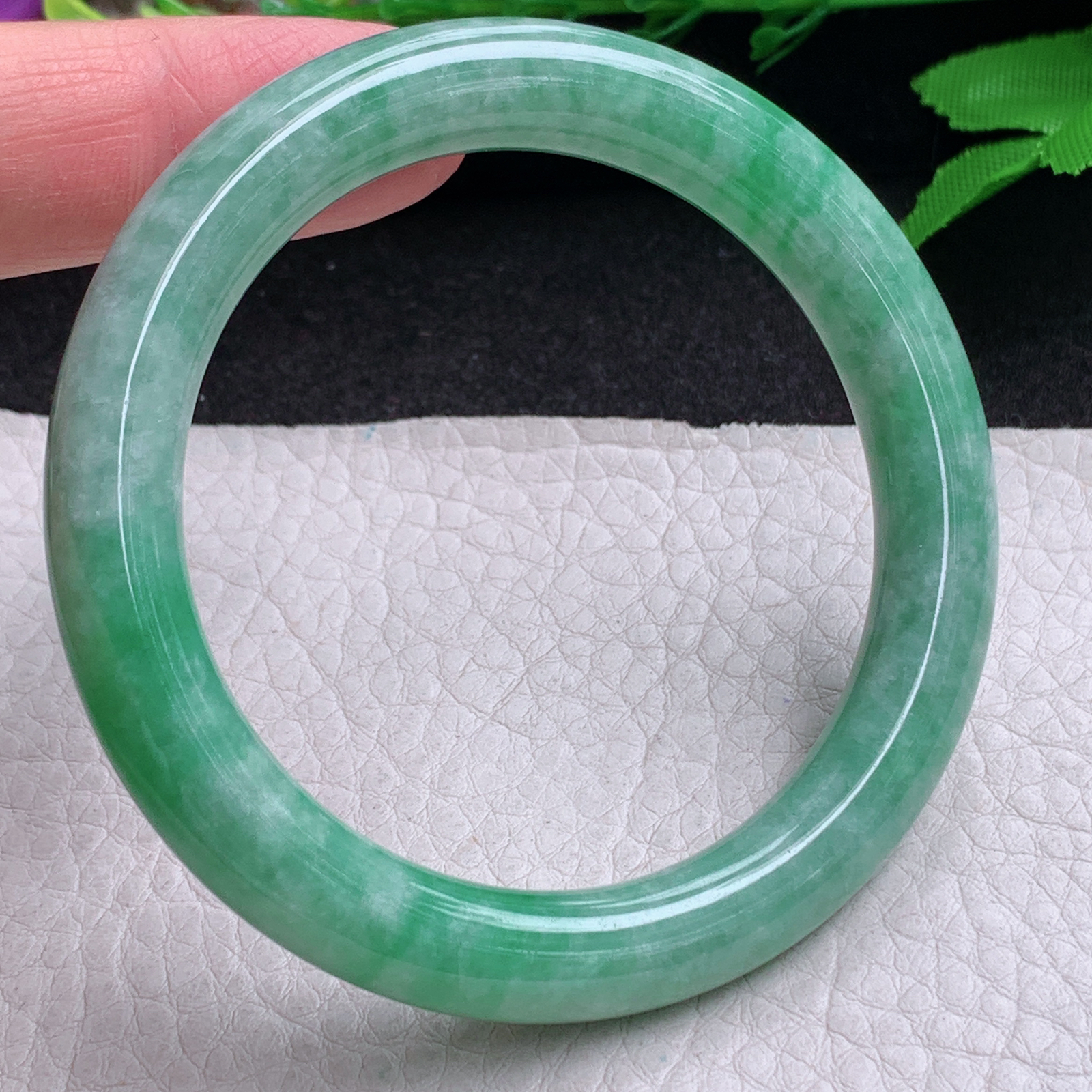 n小圈口52*8.8美人镯 缅甸翡翠a货手镯飘绿秀气圆条叮当镯