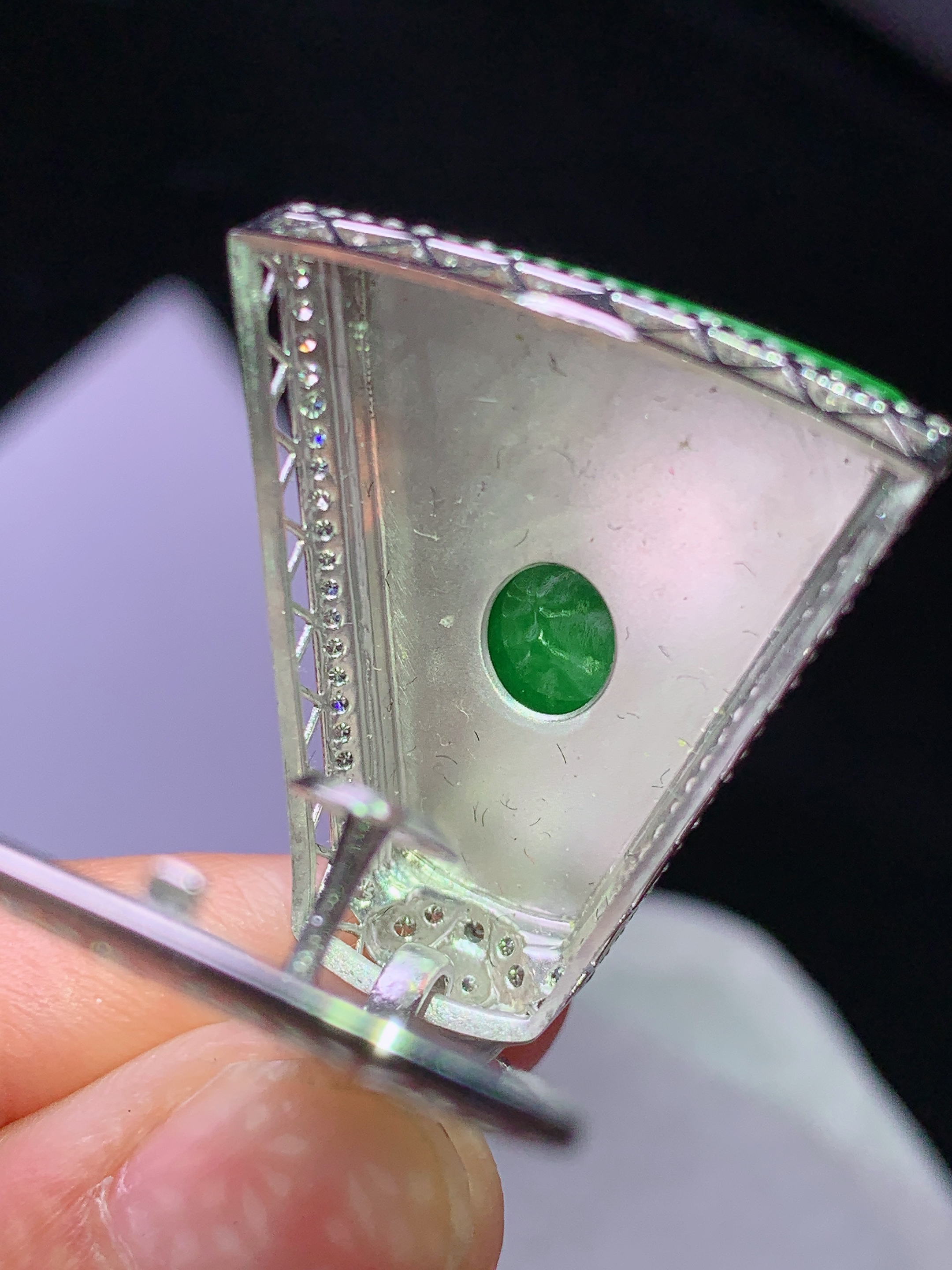 8k金钻镶嵌阳绿无事牌吊坠 玉质细腻 色泽艳丽清新 水润亮眼 整体尺寸38*24.5*9.6j2