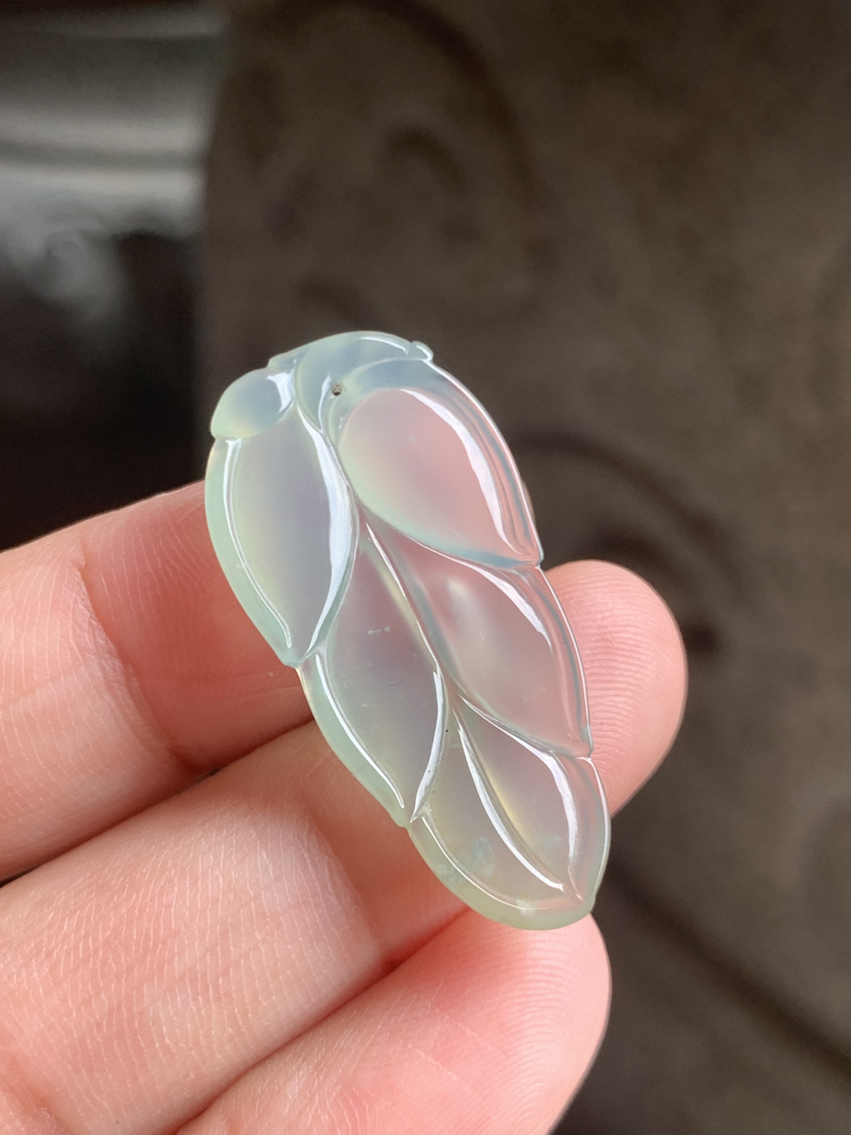 高冰晴底叶子尺寸34.5*17*3.5 整体是高冰晴水的底子，冰透莹润，像一块凝住的晨露，水头足到光线下都透着起光感，玉质细腻得几乎看不到棉感，晴水的淡绿调温柔得像春日的湖面，自带朦胧的清透感。叶子的雕工利落流畅，叶脉清晰分明，把“金枝玉叶、事业有成”的吉祥寓意藏在了细节里，没有多余的修饰，只靠冰透的玉质和流畅的线条，把清冷雅致的气质拉满