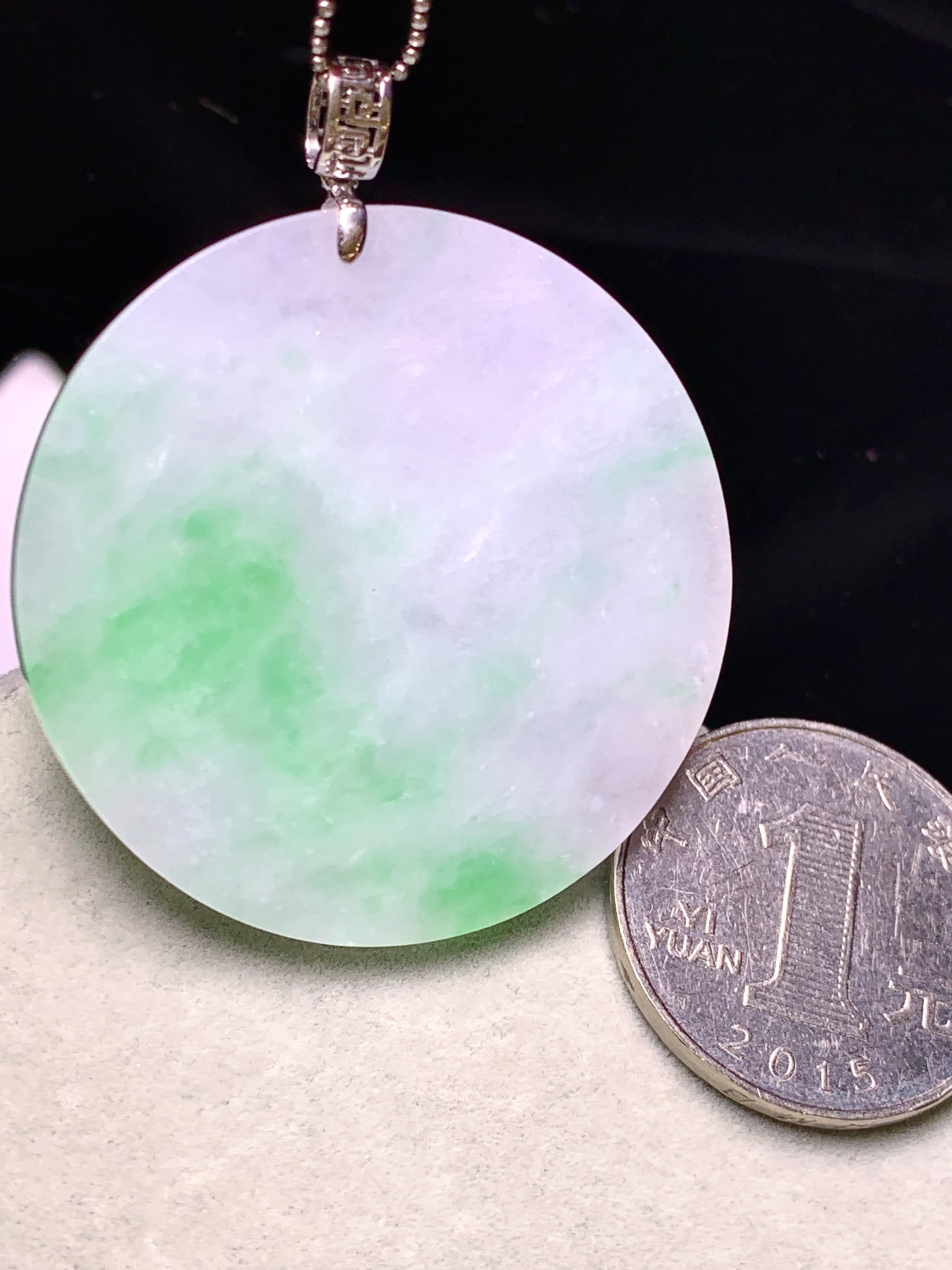 18k金镶嵌飘绿圆牌吊坠 玉质细腻 色泽艳丽清新 水润亮眼 整体尺寸48.2*40*3.2j2