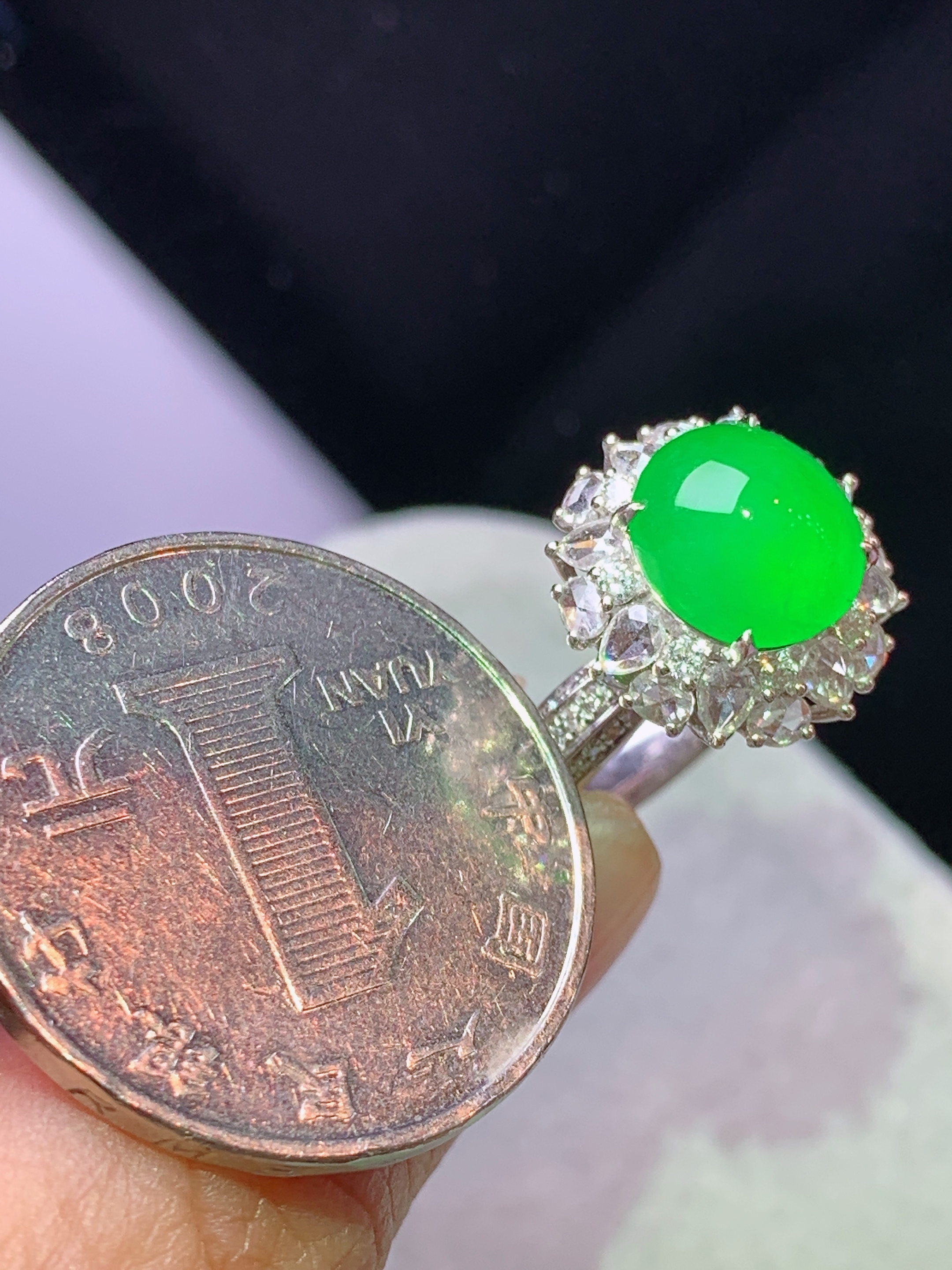 8k金钻镶嵌冰阳绿蛋面戒指 玉质细腻 色泽艳丽清新 水润亮眼 圈口14 整体尺寸14.2*13.5*11.6s1