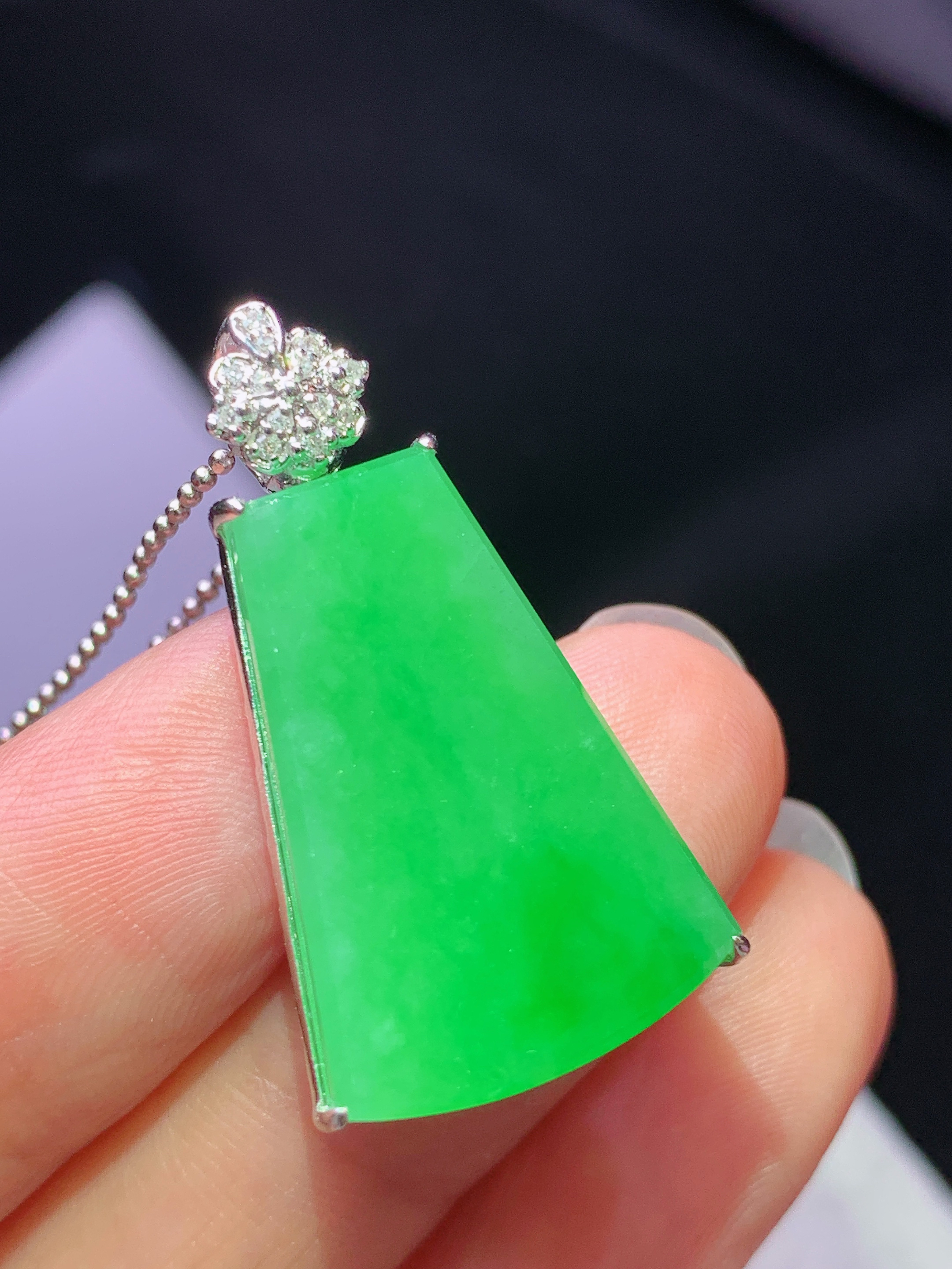 8k金钻镶嵌阳绿无事牌吊坠 玉质细腻 色泽艳丽清新 水润亮眼 整体尺寸30.8*16*6.8j2