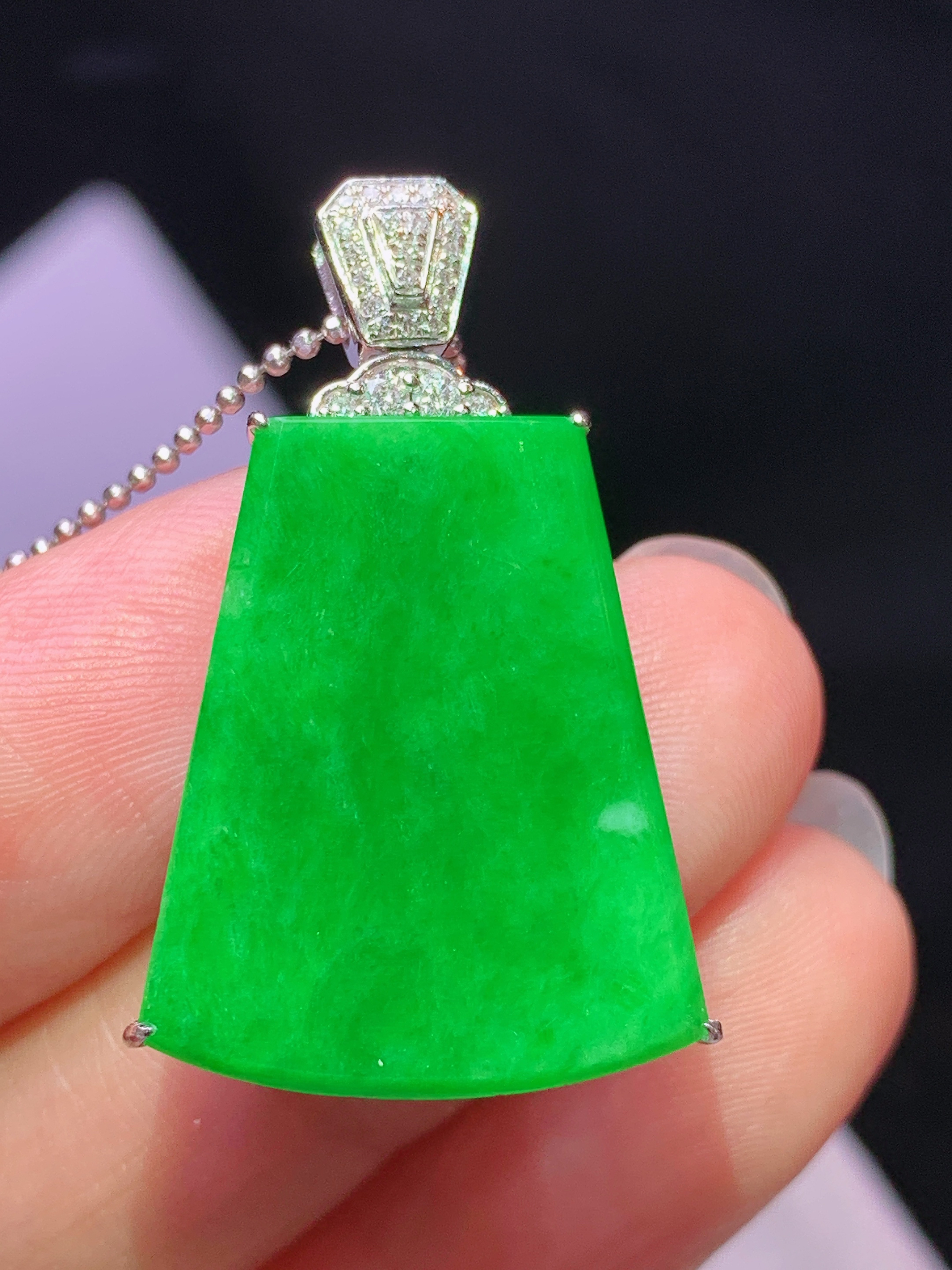 8k金钻镶嵌满绿树叶吊坠 玉质细腻 色泽艳丽清新 水润亮眼 整体尺寸31.6*17.5*6j2