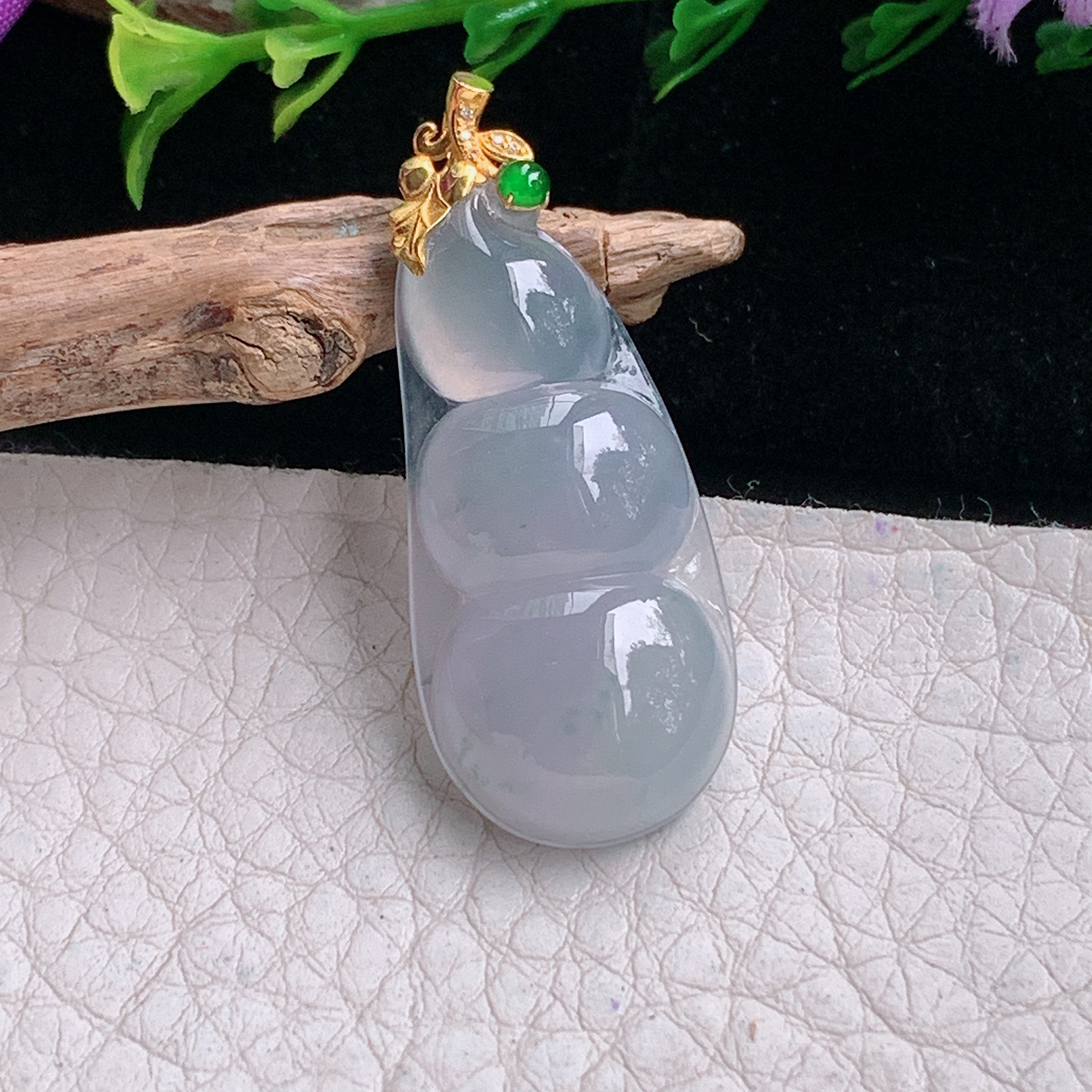 axm实拍38*15.5*5.3缅甸翡翠冰纯饱满平安豆 四季豆玉吊坠