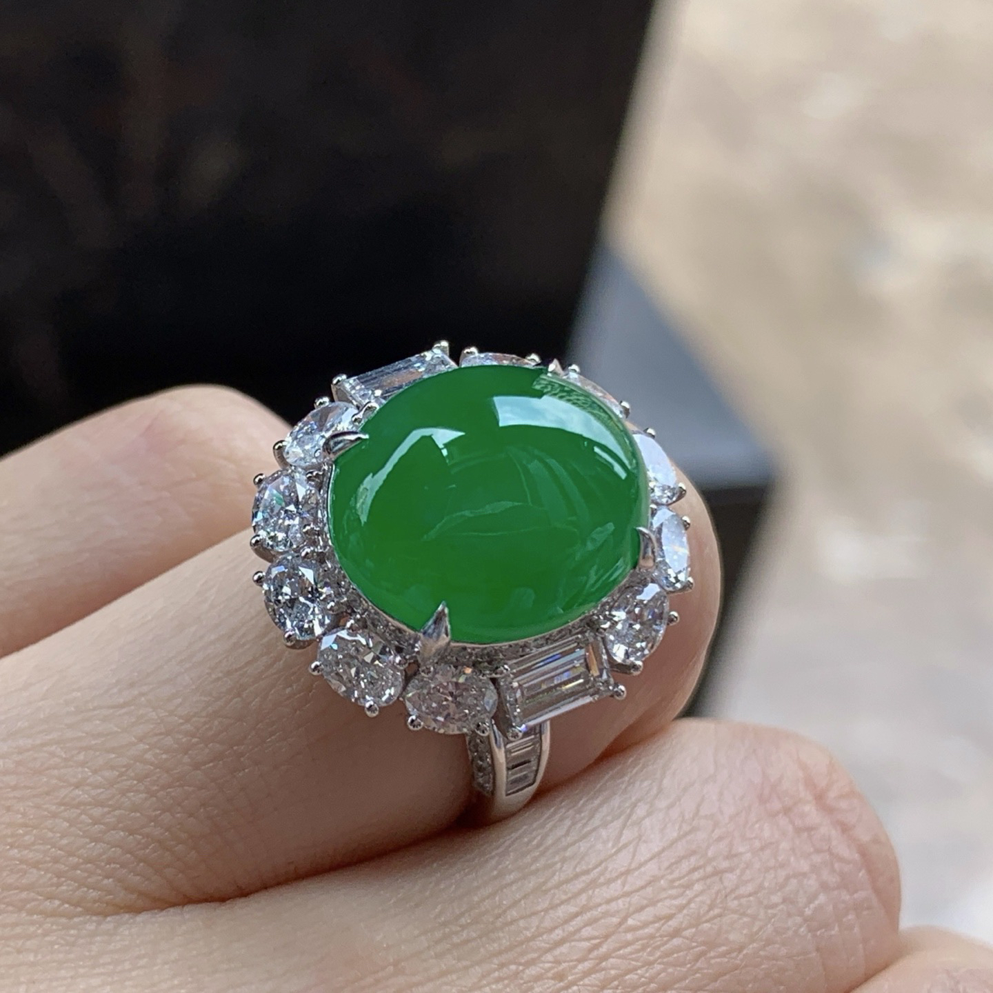 金钻豪华镶嵌辣绿色戒指^_^颜色鲜艳 浓郁