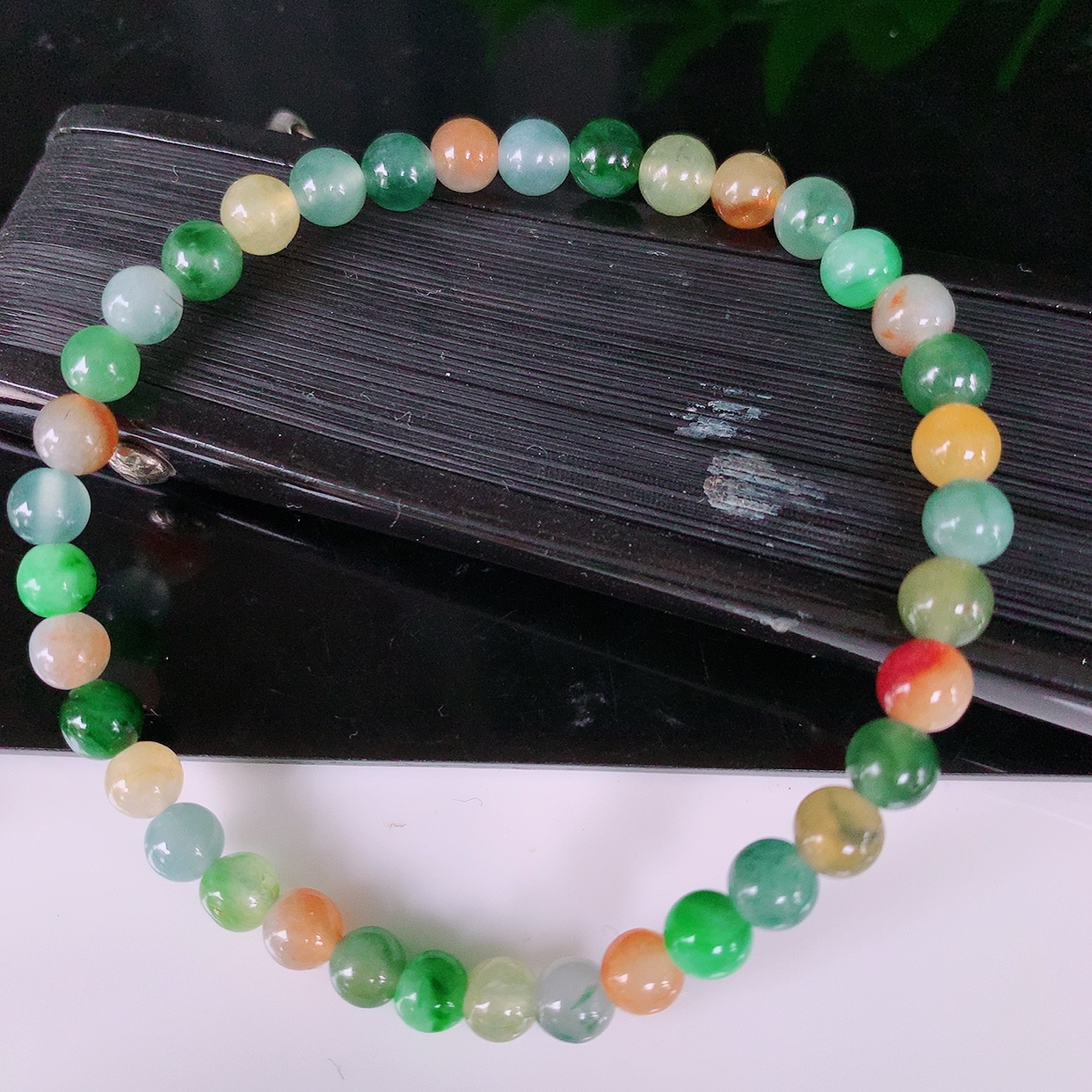 自然光实拍，特色冰多彩翡翠手串手链，种老水足，冰清玉润  颜色漂亮  #085.1取一尺寸5.mm