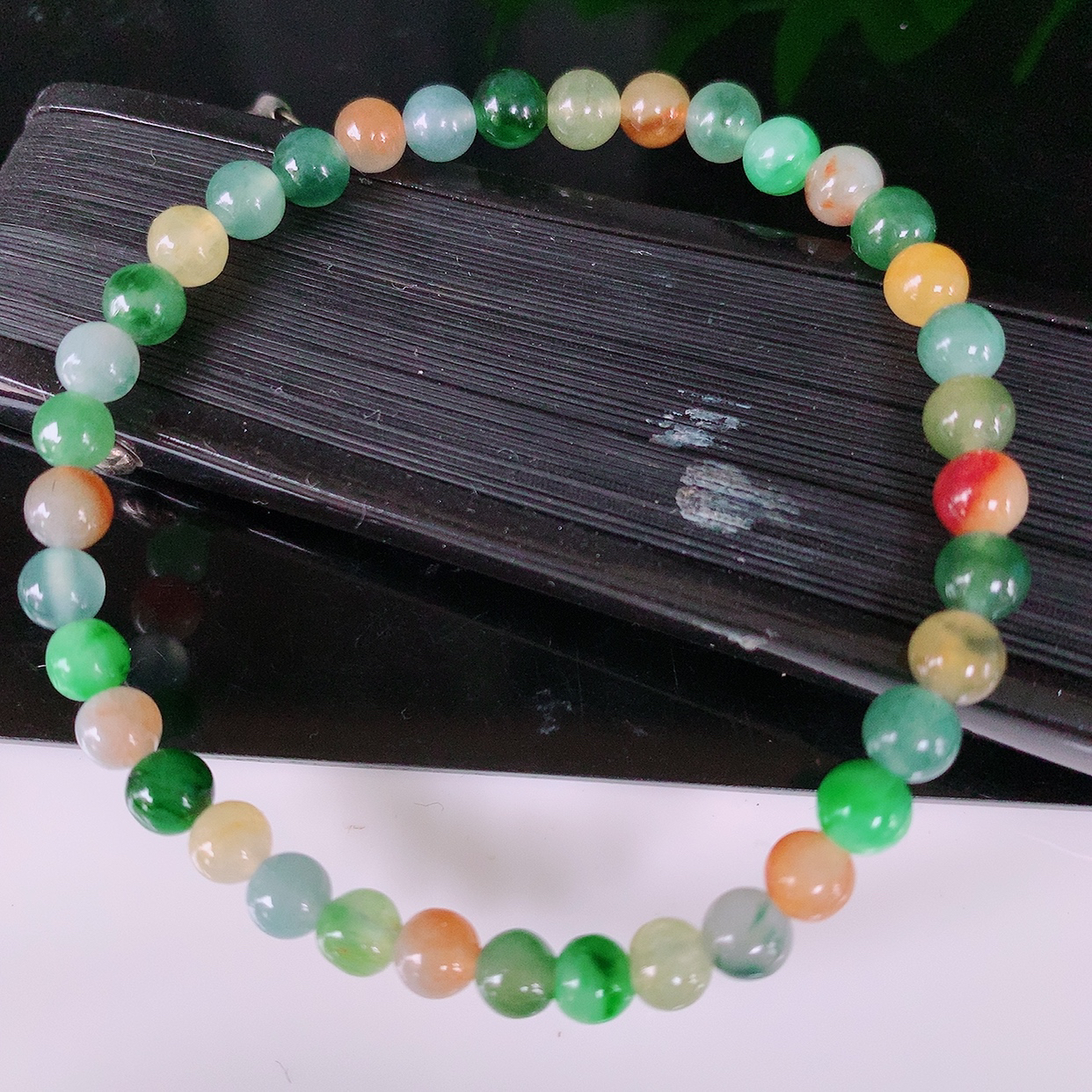 自然光实拍，特色冰多彩翡翠手串手链，种老水足，冰清玉润  颜色漂亮  #085.1取一尺寸5.mm