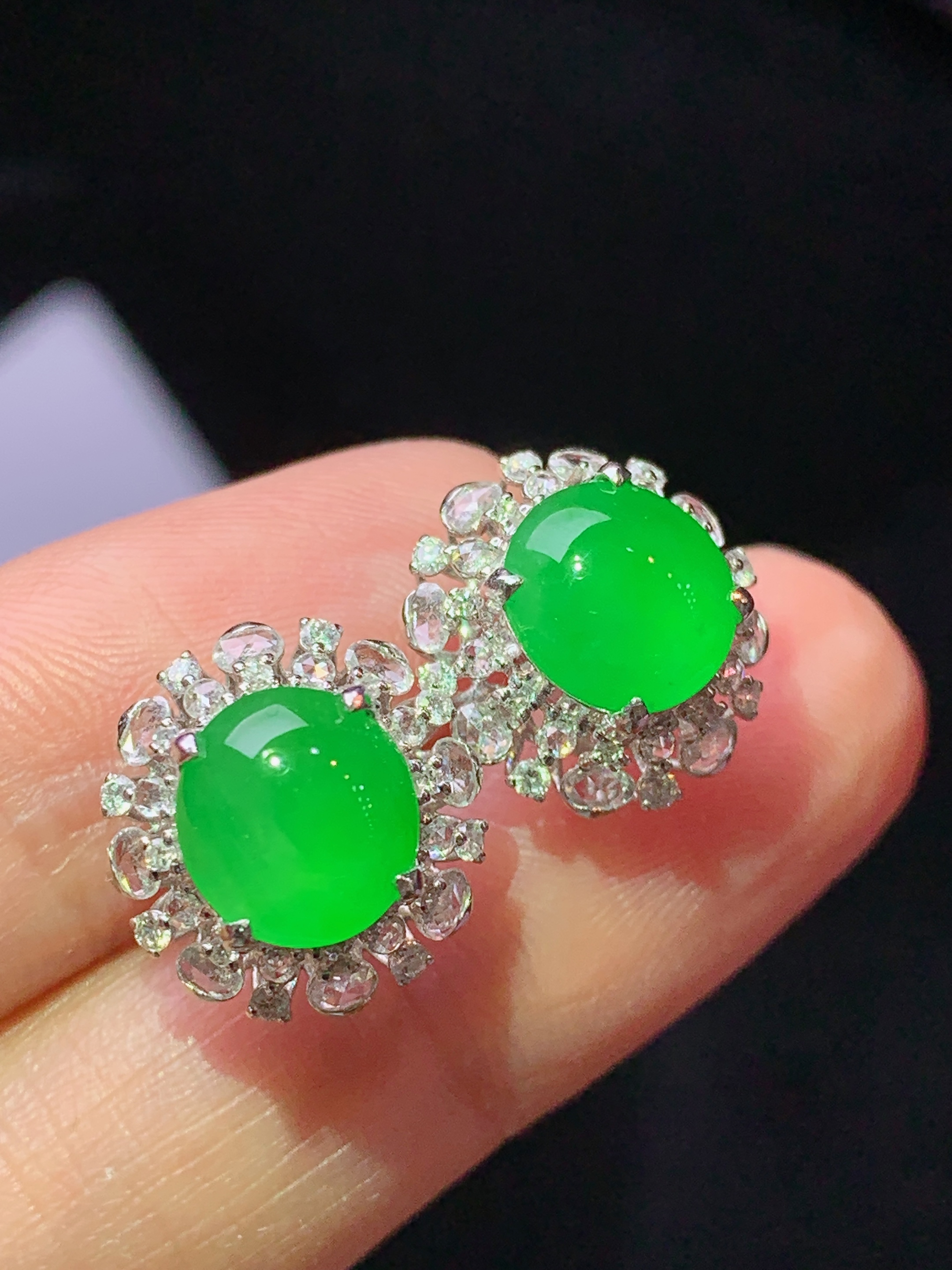 8k金钻镶嵌冰阳绿蛋面耳钉 玉质细腻 色泽艳丽清新 水润亮眼 整体尺寸13.2*12.6*9.3h2