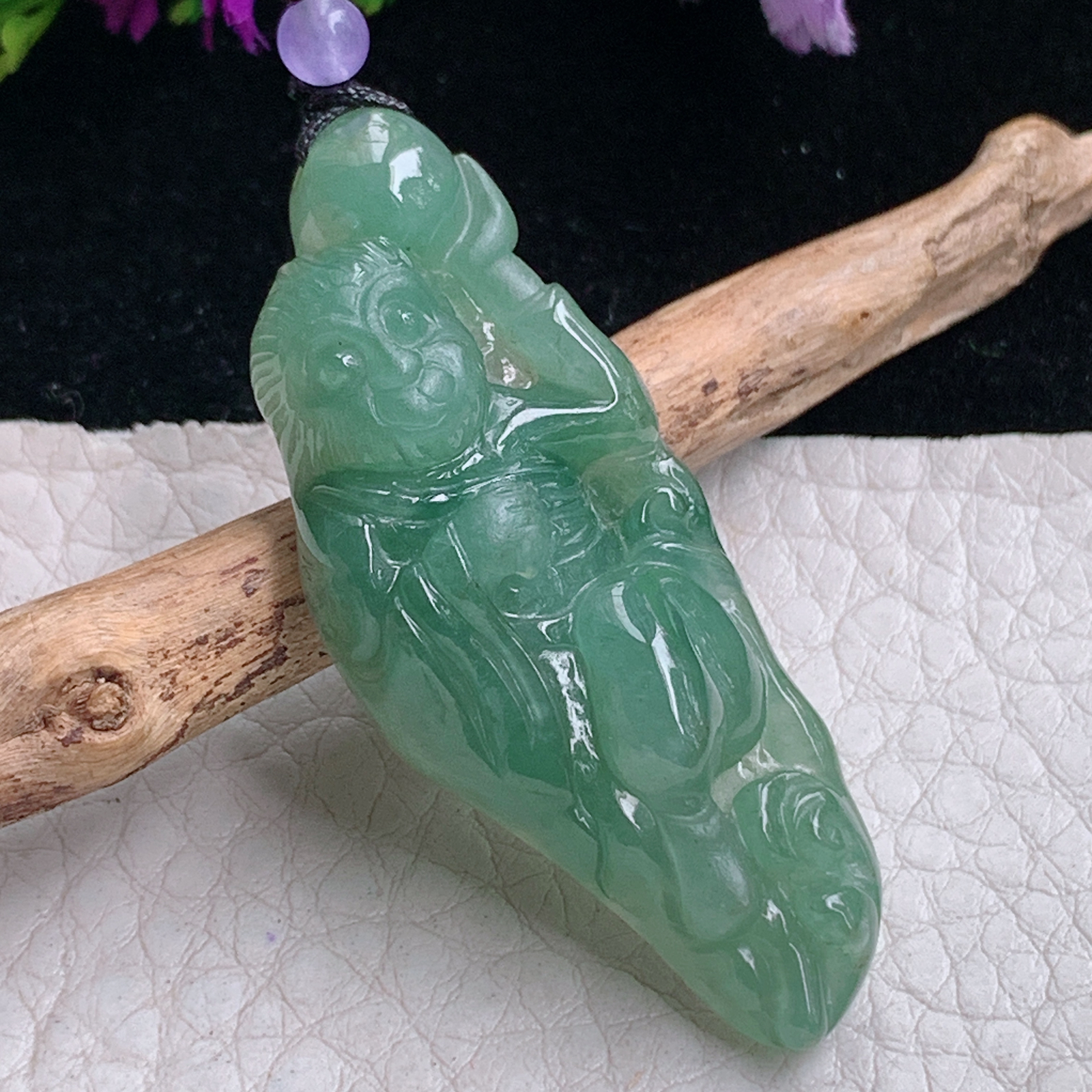 t实拍46.5*18.8*9缅甸翡翠A货精雕满绿灵猴抱寿桃 立体猴玉吊坠 玉挂件