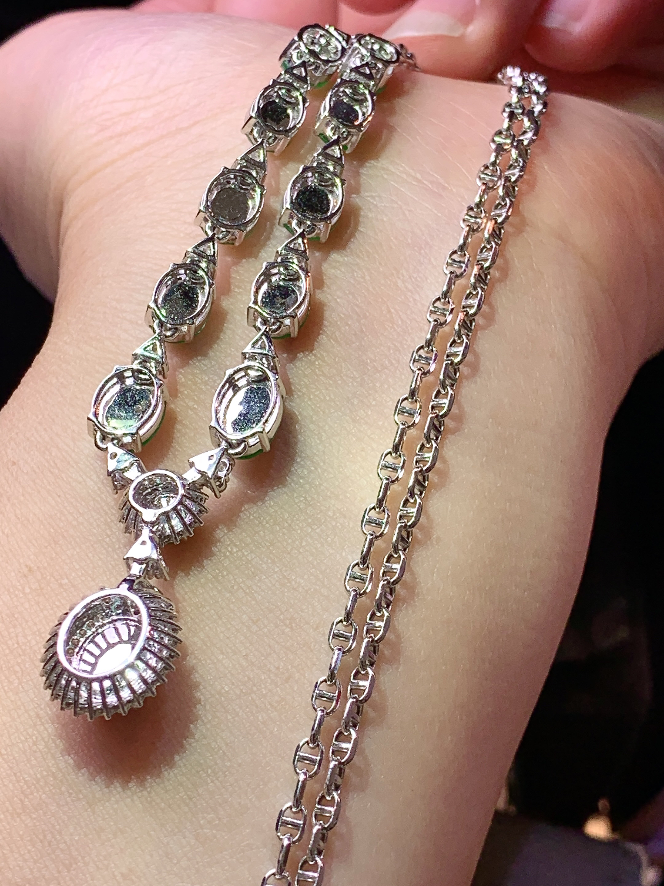 18k金钻镶嵌冰阳绿蛋面项链 玉质细腻 色泽艳丽清新 水润亮眼 整体尺寸78.5*11.2*7.3L2