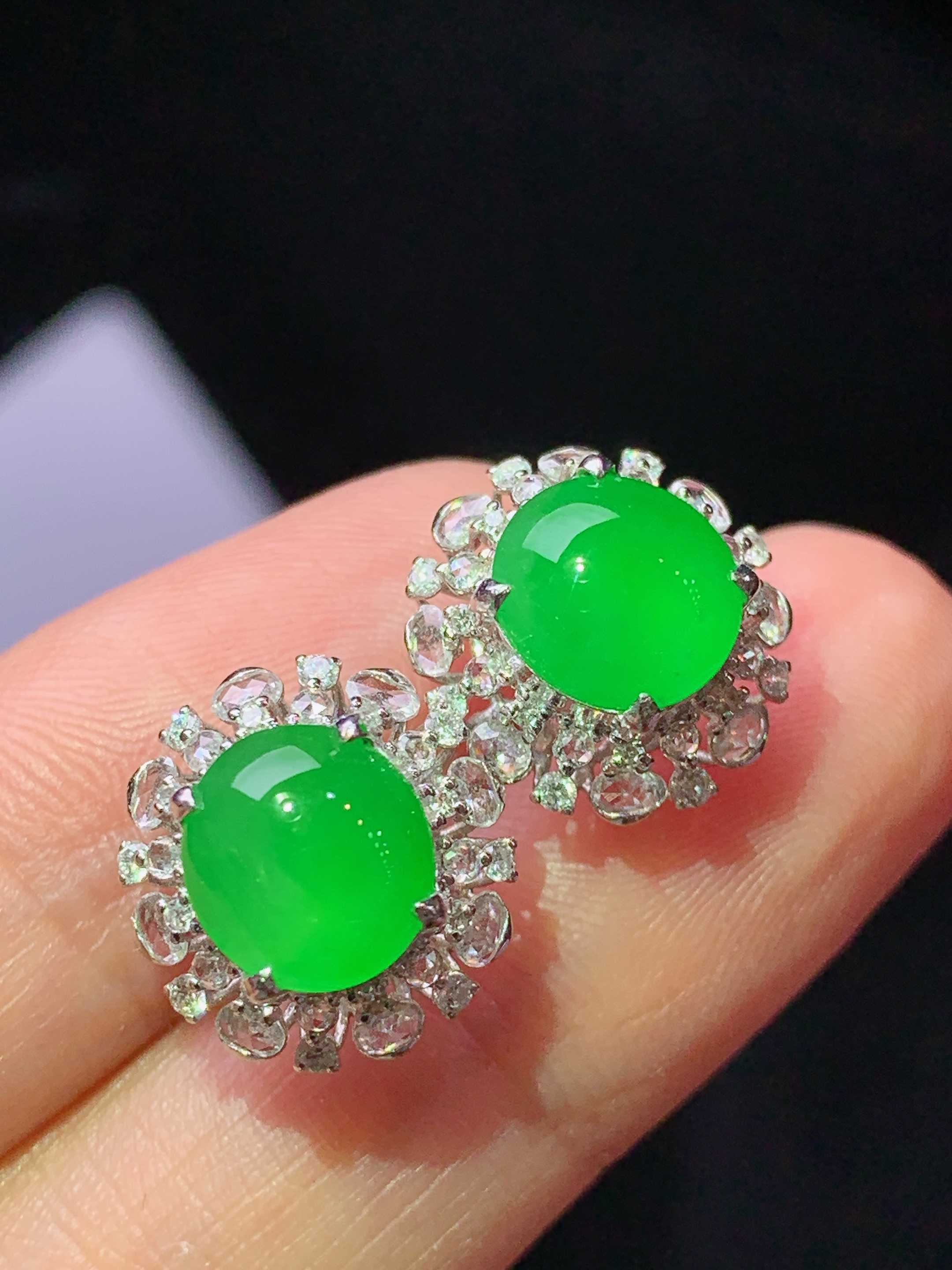 8k金钻镶嵌冰阳绿蛋面耳钉 玉质细腻 色泽艳丽清新 水润亮眼 整体尺寸13.2*12.6*9.3h2