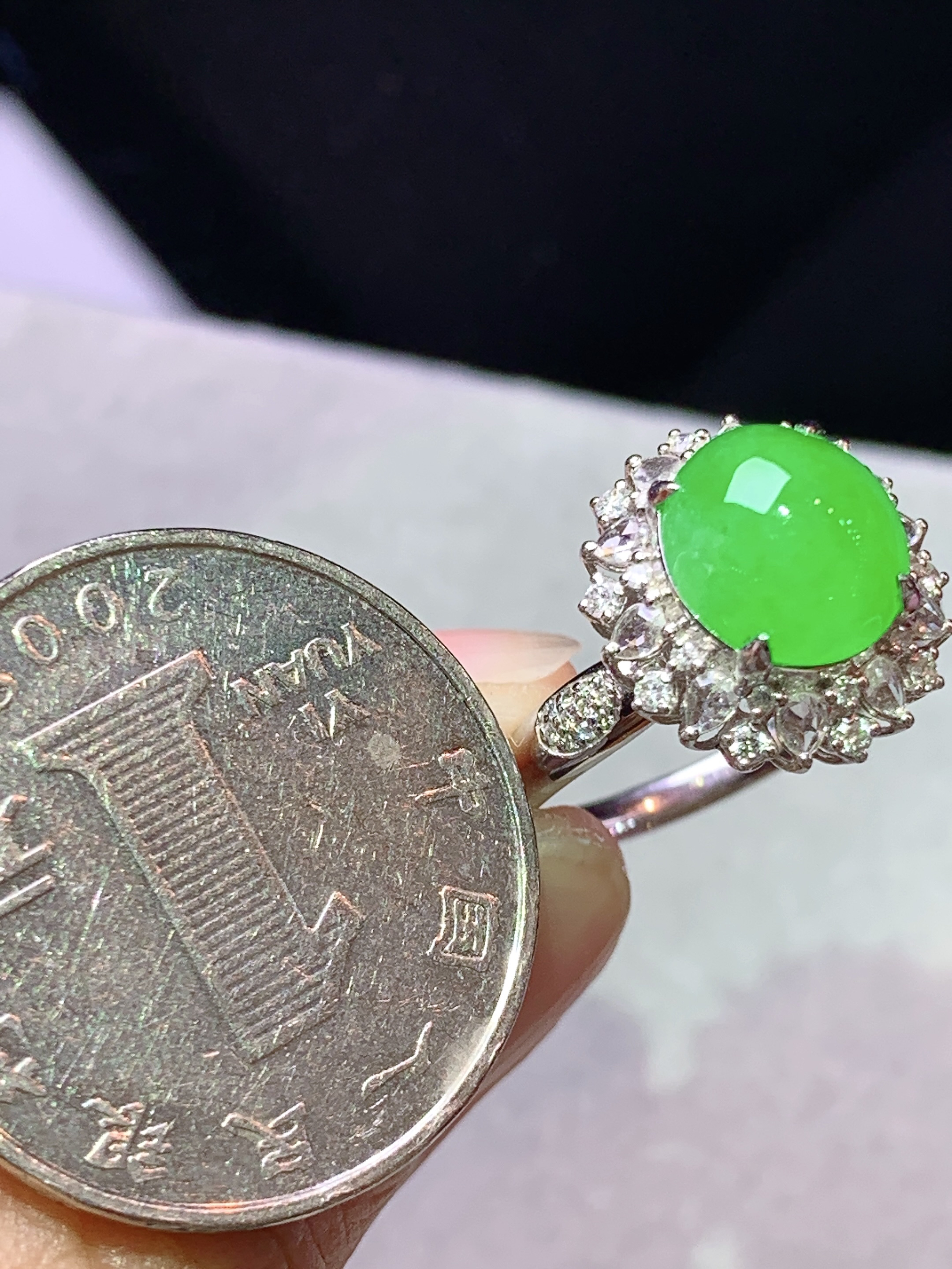 8k金钻镶嵌冰阳绿蛋面戒指 玉质细腻 色泽艳丽清新 水润亮眼 圈口14 整体尺寸14.5*13.3*11.5h2
