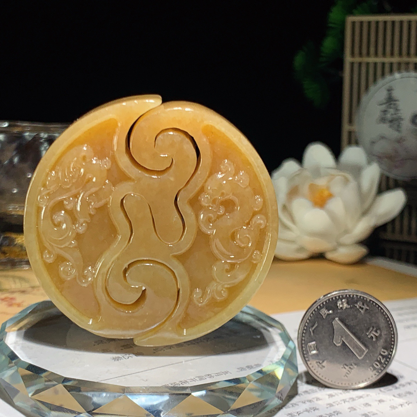 新疆和田玉且末糖仿古龙凤对挂件。尺寸52/11重65克 玉质细腻油润。手推出油。佩戴高端典雅。lt251227