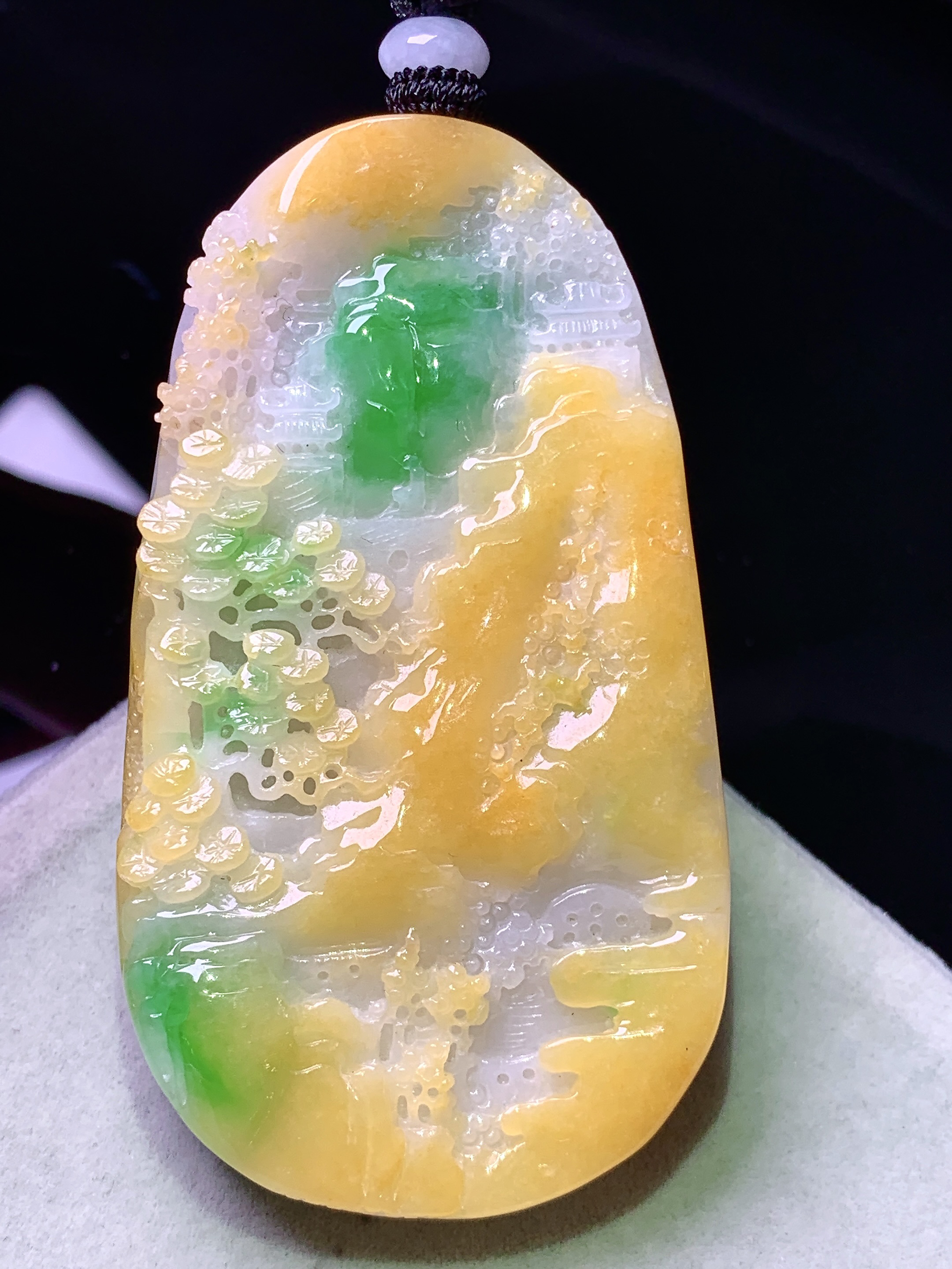 飘绿黄山水牌子吊坠 玉质细腻 色泽艳丽清新 水润亮眼 整体尺寸71*41.5*14.5w1