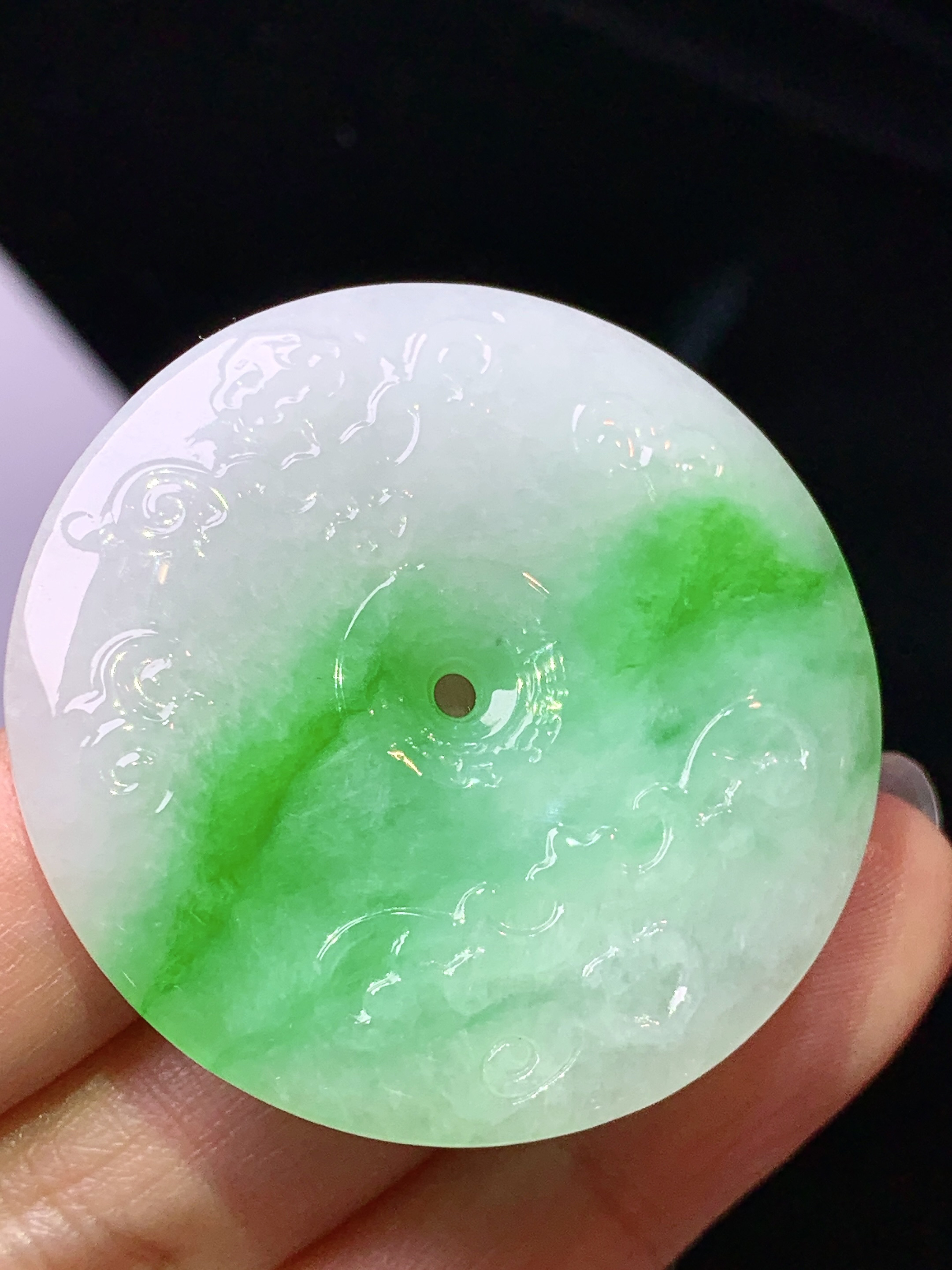 飘绿平安扣吊坠 玉质细腻 色泽艳丽清新 水润亮眼 整体尺寸44.7*10.8w1