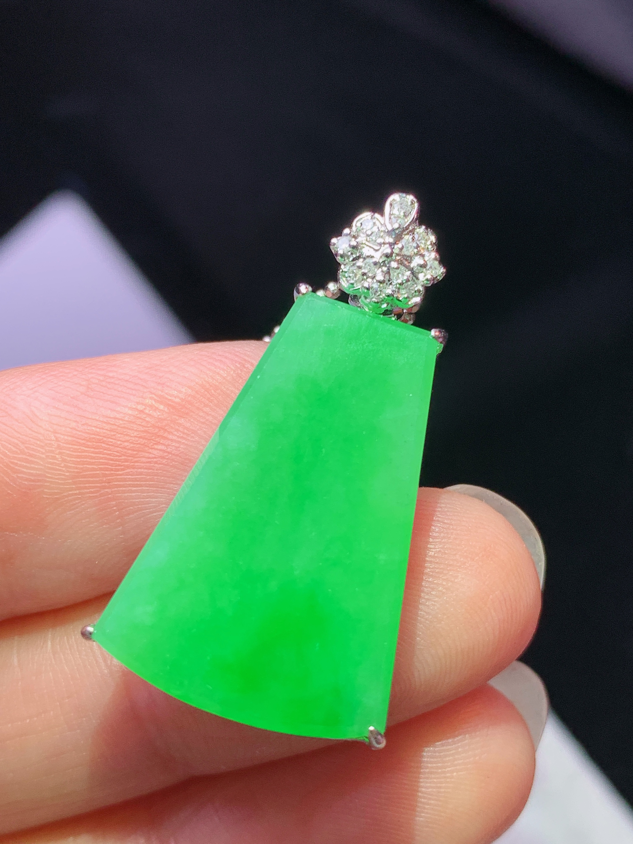 8k金钻镶嵌阳绿无事牌吊坠 玉质细腻 色泽艳丽清新 水润亮眼 整体尺寸30.8*16*6.8j2