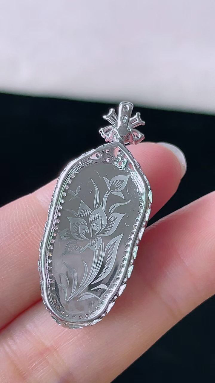 【翡翠名称】18K金镶钻冰辣阳绿叶子吊坠
【翡翠尺寸】含金34.7/14.5/6.5mm
【翡翠描述】宝贝种老水足，玉质细腻，色泽靓丽，性价比高，佩戴效果好！
【其它赠送】权威证书/精美挂绳盒子/支持全国复检