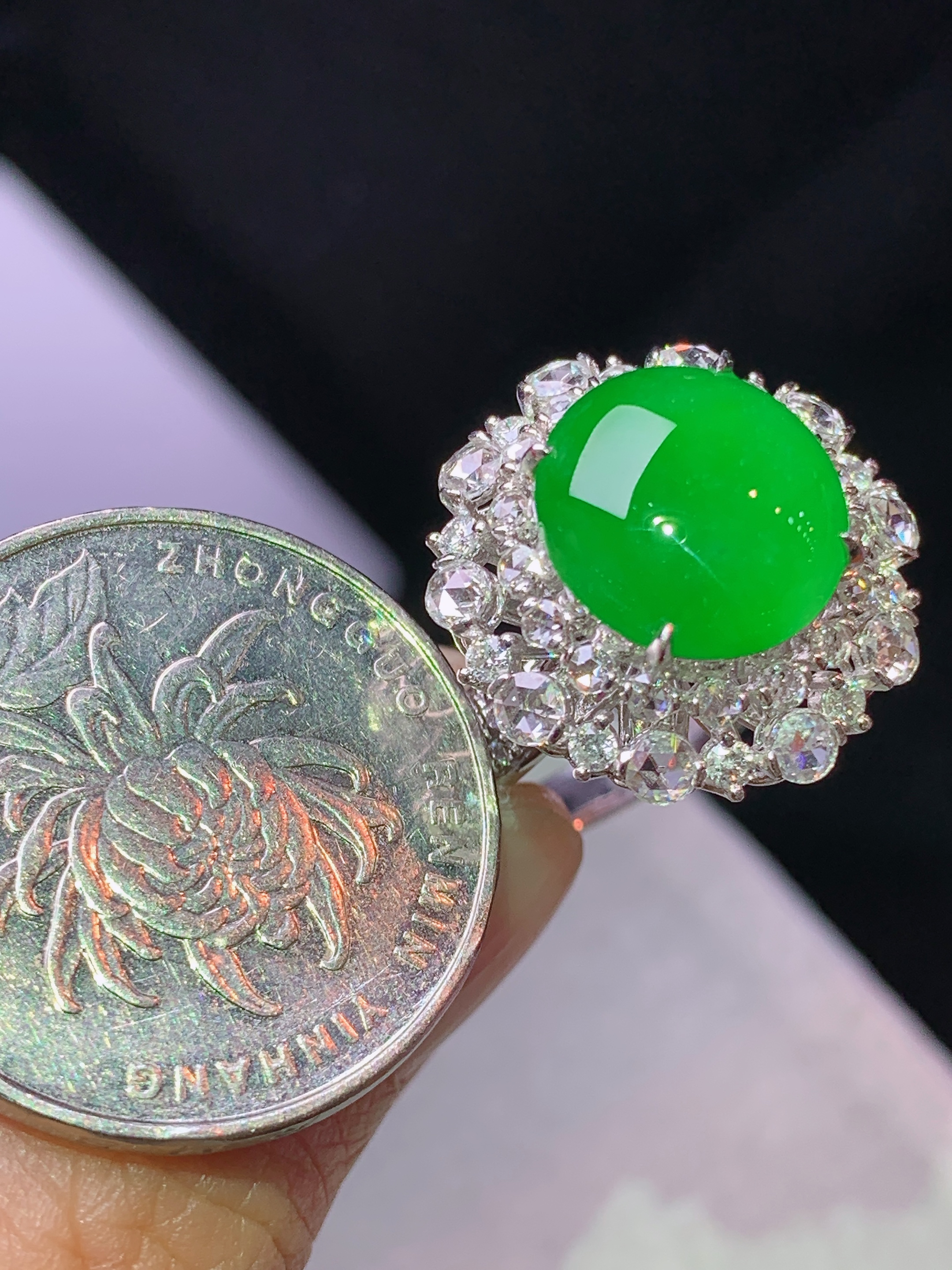 8k金钻镶嵌冰满绿蛋面戒指 玉质细腻 色泽艳丽清新 水润亮眼 圈口14.5 整体尺寸19.5*18.5*13L3