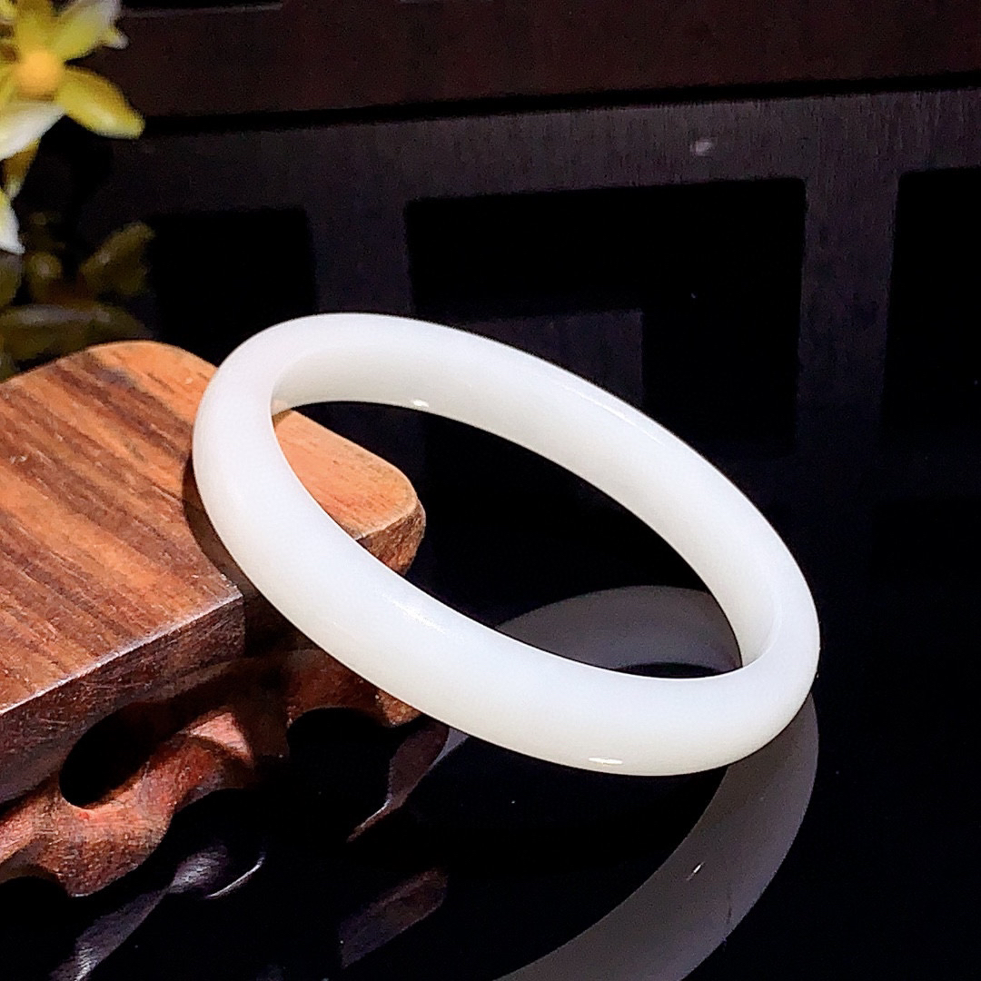 和田玉53圈口羊脂白手镯！玉质细腻油润 底色纯净 无裂无杂 脂粉好，品质高。