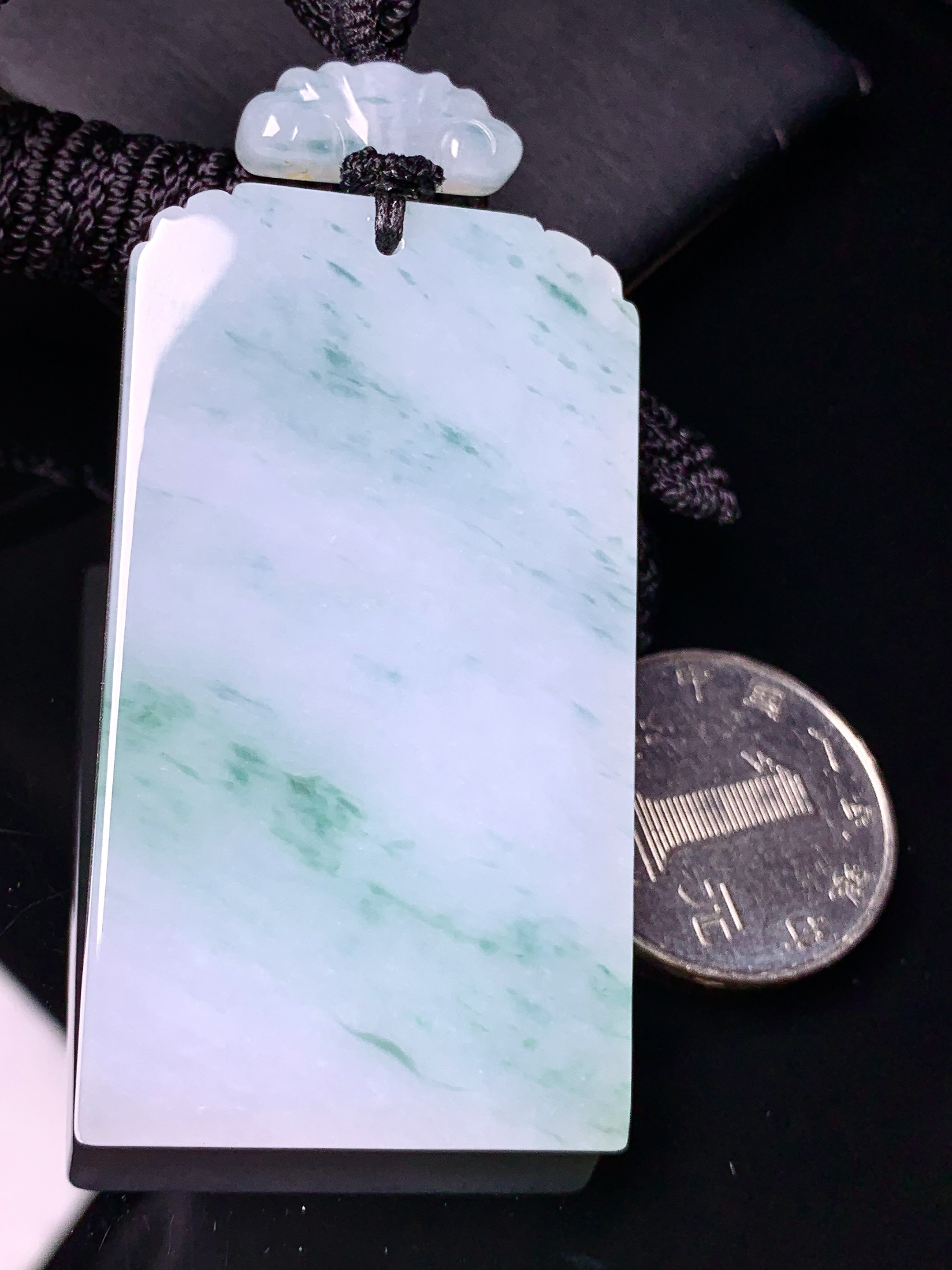 飘绿无事牌吊坠 玉质细腻 色泽艳丽清新 水润亮眼 整体尺寸59.2*32.8*5.8L1