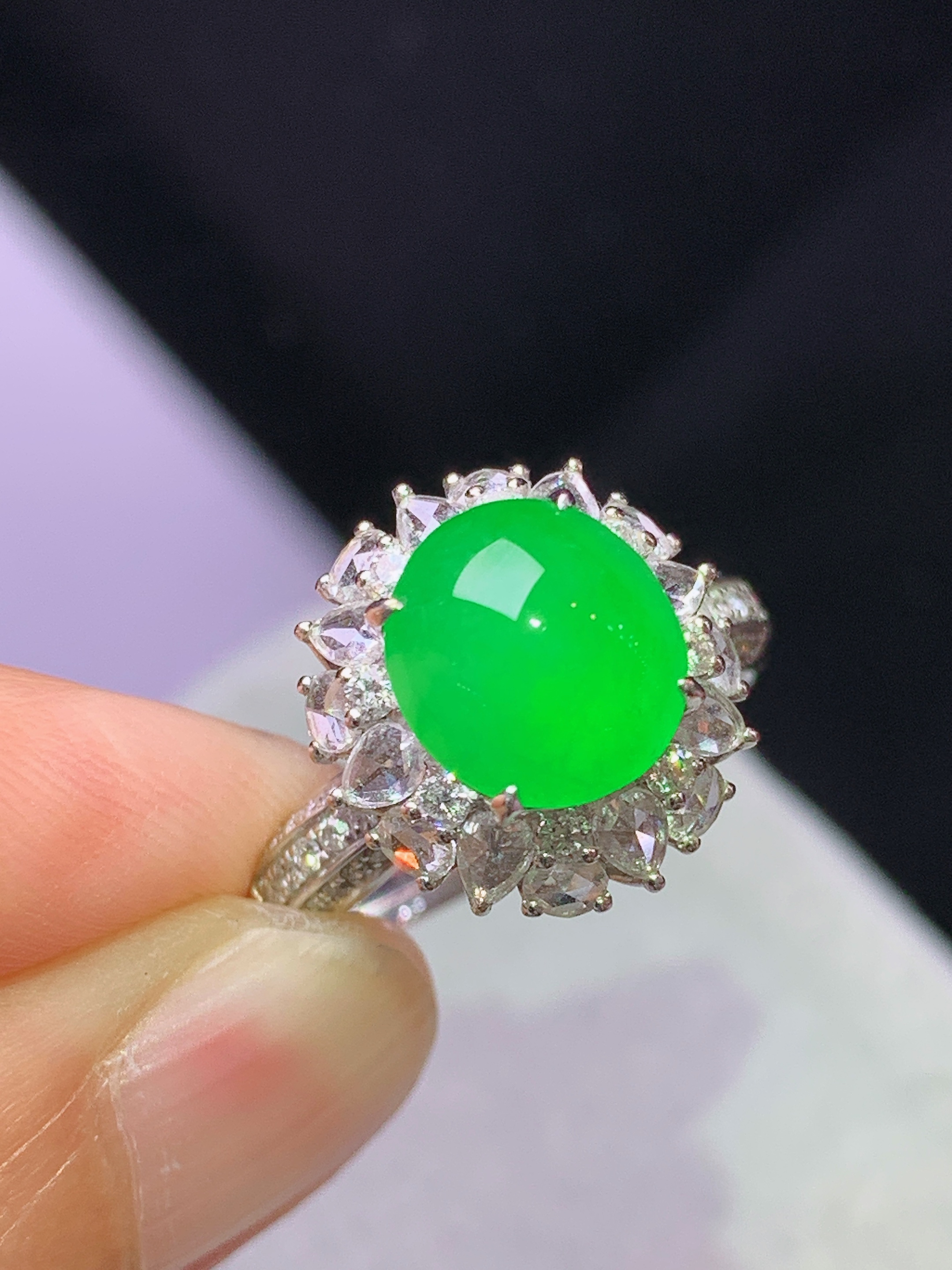 8k金钻镶嵌冰阳绿蛋面戒指 玉质细腻 色泽艳丽清新 水润亮眼 圈口14 整体尺寸14.2*13.5*