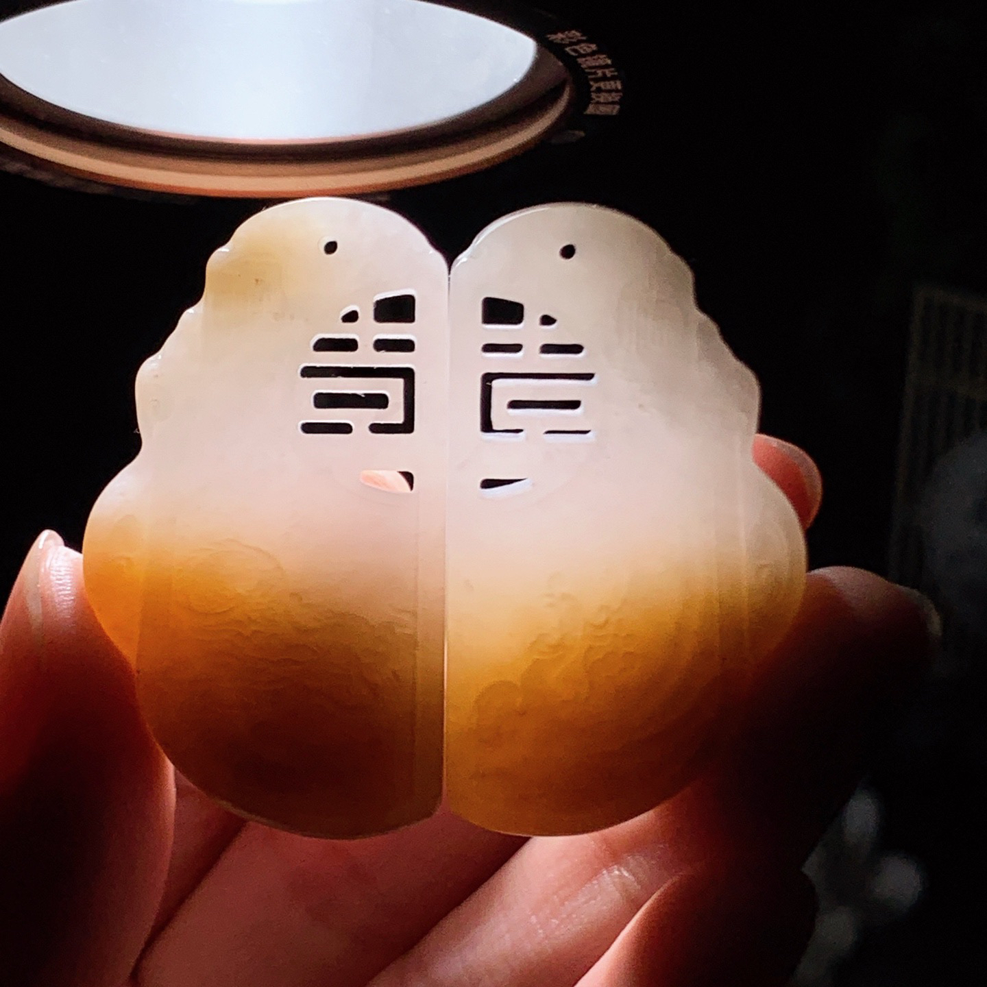 新疆和田玉且末糖仿古龙凤对挂件。尺寸41/23/6重24.5克 玉质细腻油润。手推出油。佩戴高端典雅。lt251227