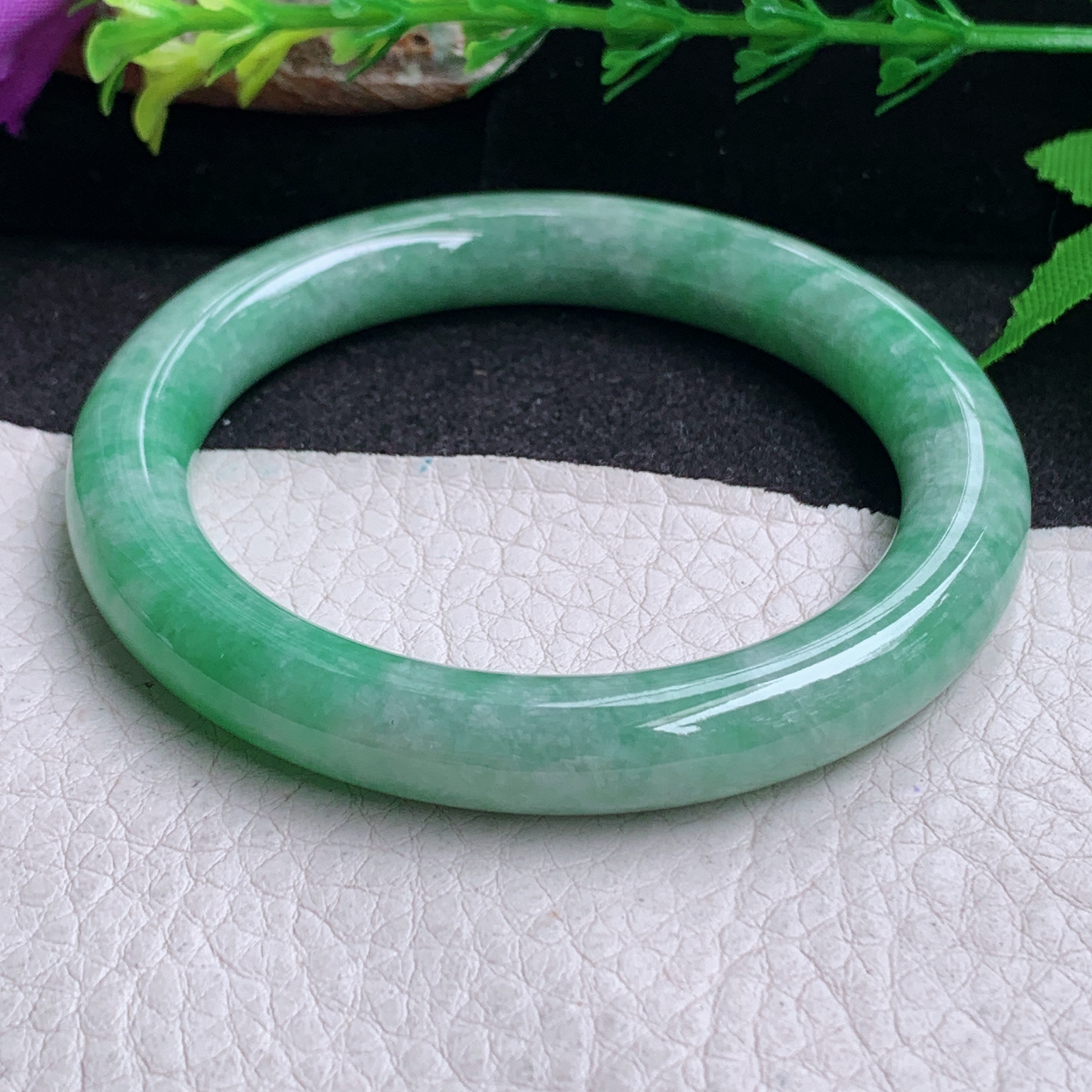 n小圈口52*8.8美人镯 缅甸翡翠a货手镯飘绿秀气圆条叮当镯