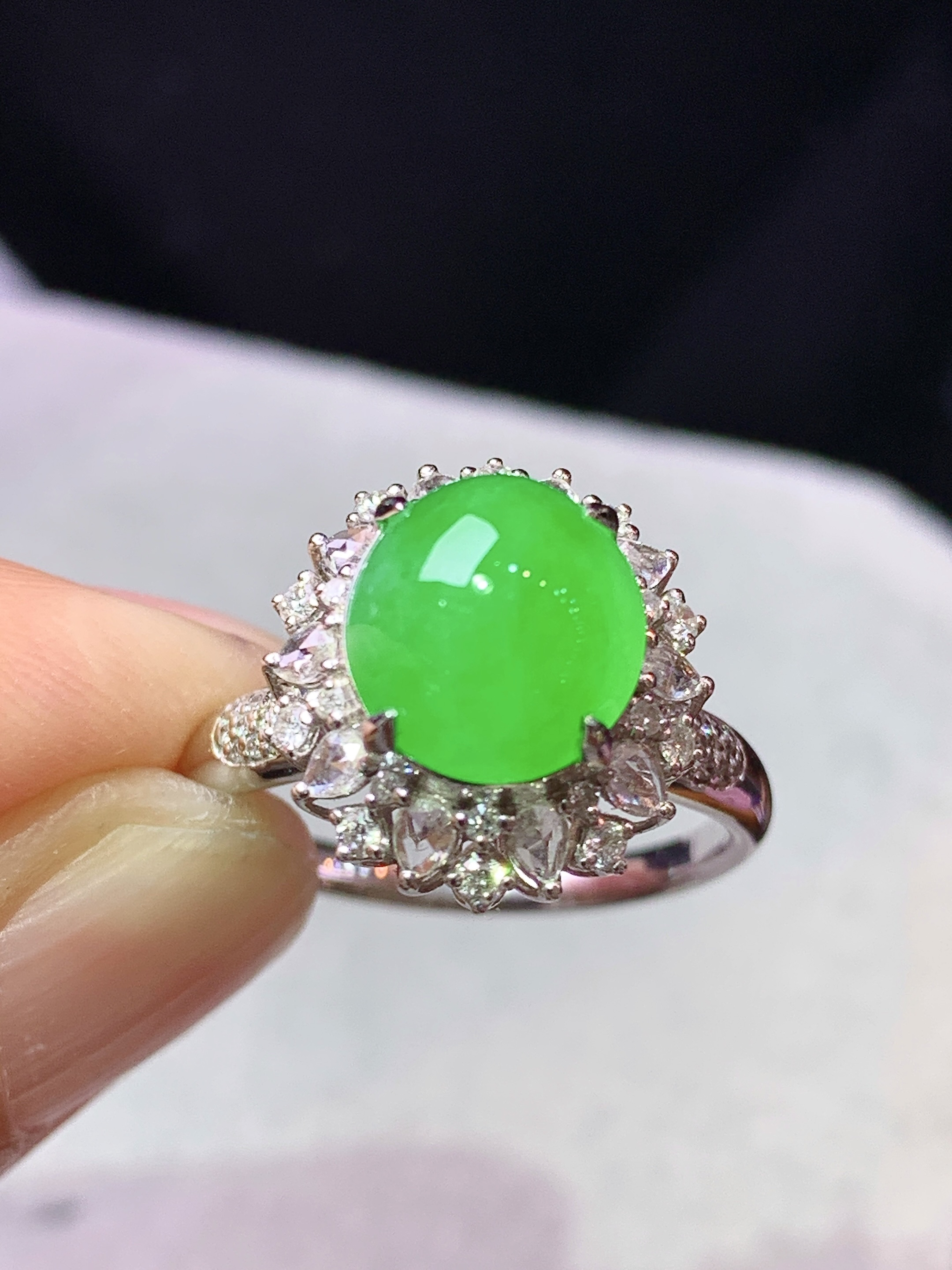 8k金钻镶嵌冰阳绿蛋面戒指 玉质细腻 色泽艳丽清新 水润亮眼 圈口14 整体尺寸14.5*13.3*11.5h2