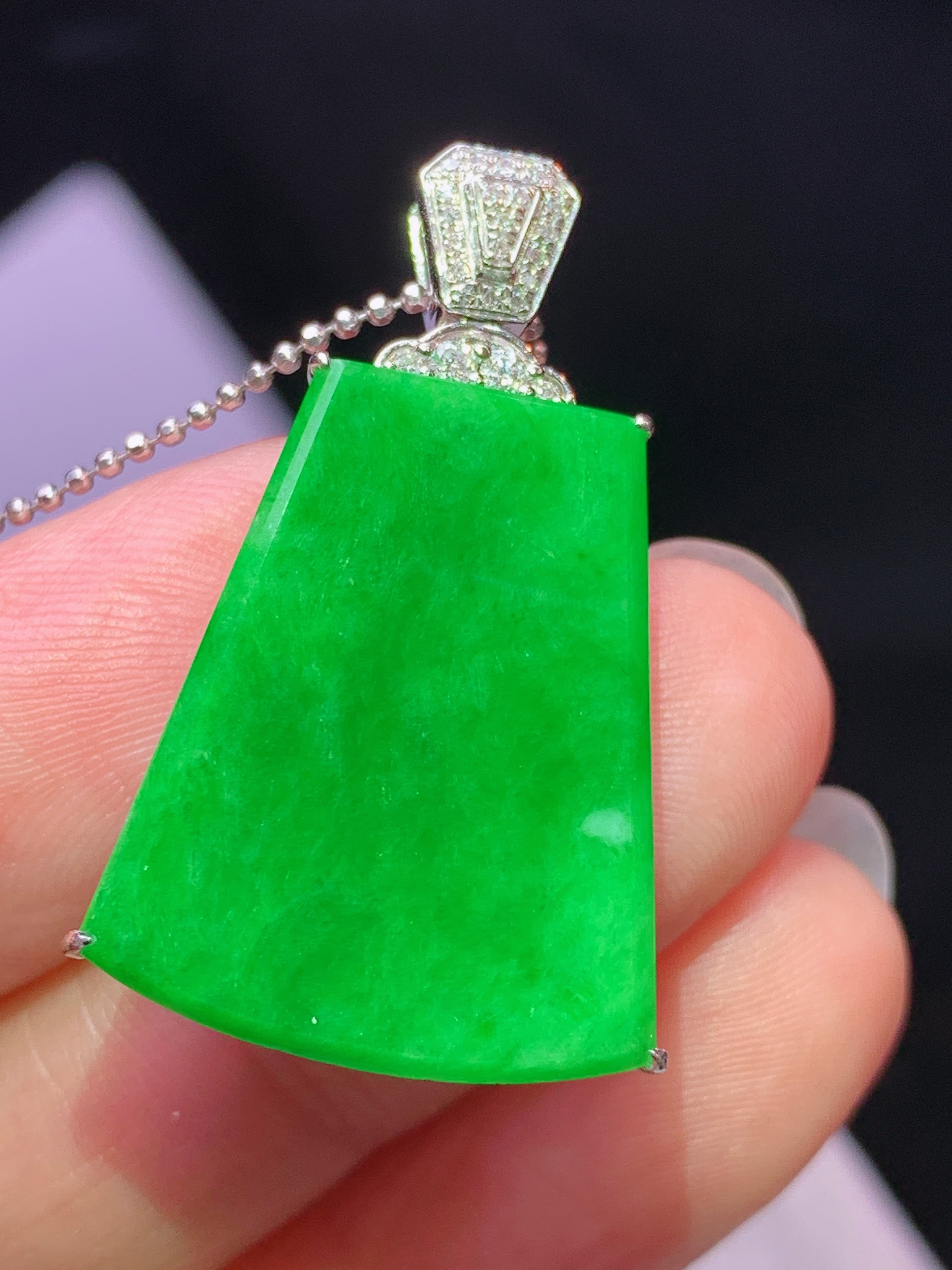 8k金钻镶嵌满绿树叶吊坠 玉质细腻 色泽艳丽清新 水润亮眼 整体尺寸31.6*17.5*6j2