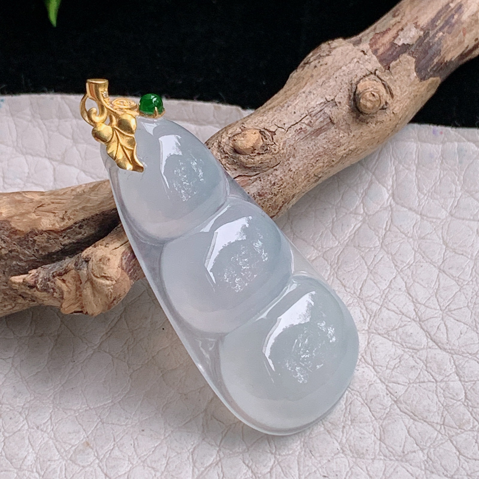 axm实拍38*15.5*5.3缅甸翡翠冰纯饱满平安豆 四季豆玉吊坠 玉挂件