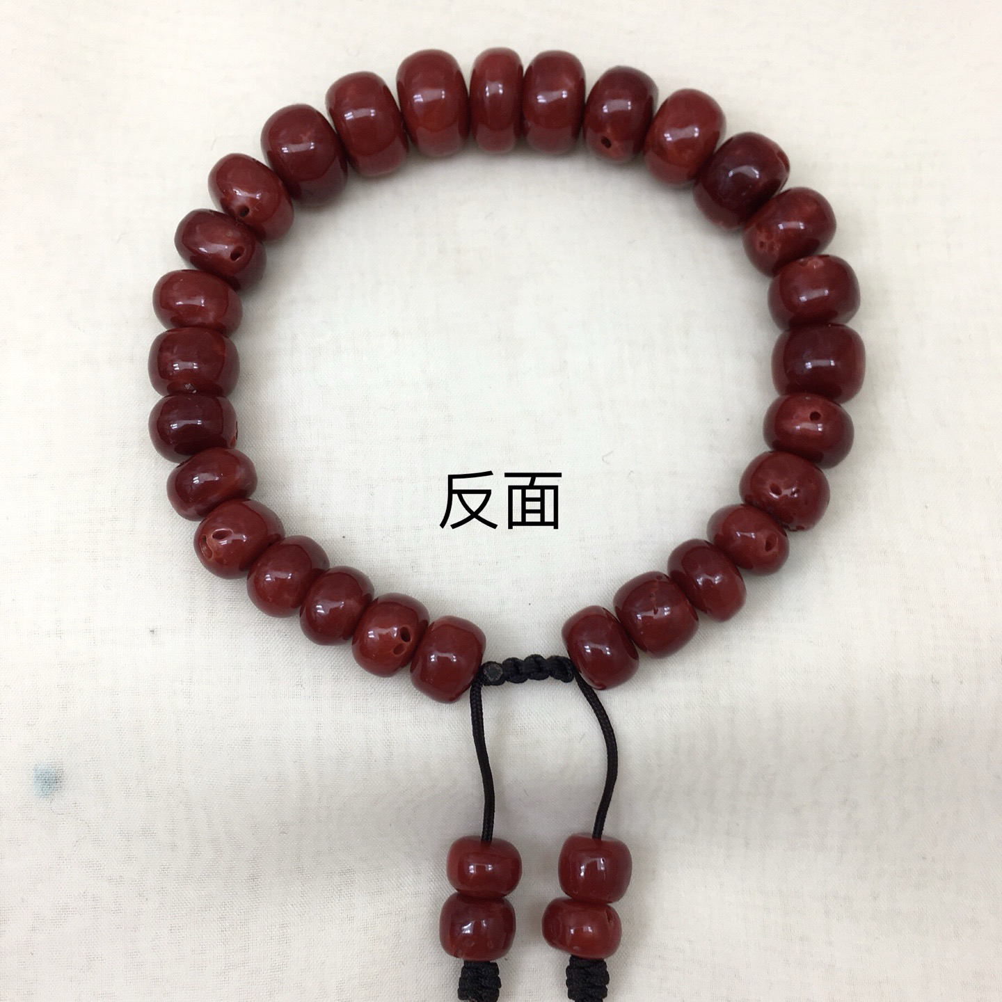 【天然日本阿卡赤血牛血红珊瑚11mm鼓珠单圈手串】天然无添加无优化，日本产地，阿卡材料、高瓷度，赤血牛血红颜色，珠子直径11-8.1mm，每颗珠子均为天然的珊瑚，珊瑚自古就为佛教珍宝，深海千年有机宝石！材料限制裸石有阿卡标志性白芯眼，收藏价值高、可传承！重量30.75克。