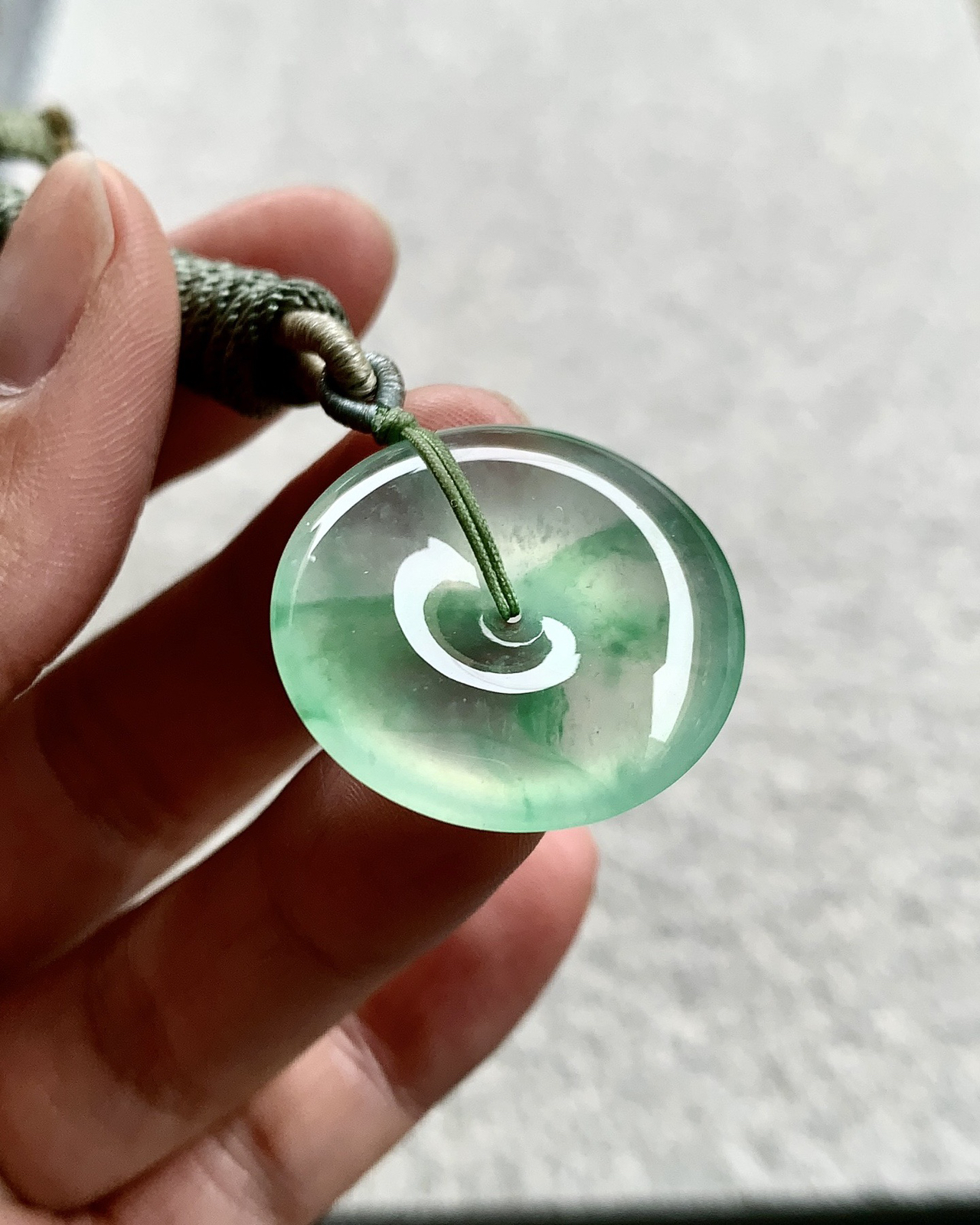 ️ 冰绿平安扣，种质通透起胶，灵动自然，色泽清透而不失鲜活
尺寸25.9×5.6..