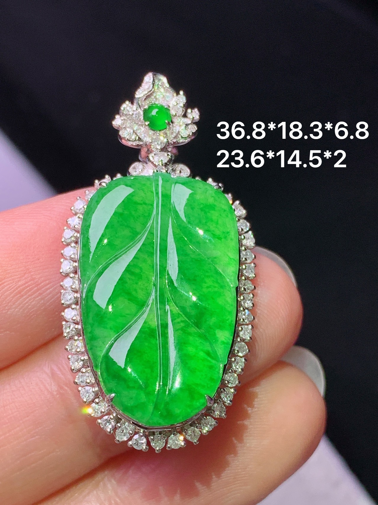 8k金钻镶嵌冰阳绿树叶吊坠 玉质细腻 色泽艳丽清新 水润亮眼 整体尺寸36.8*18.3*6.8h1