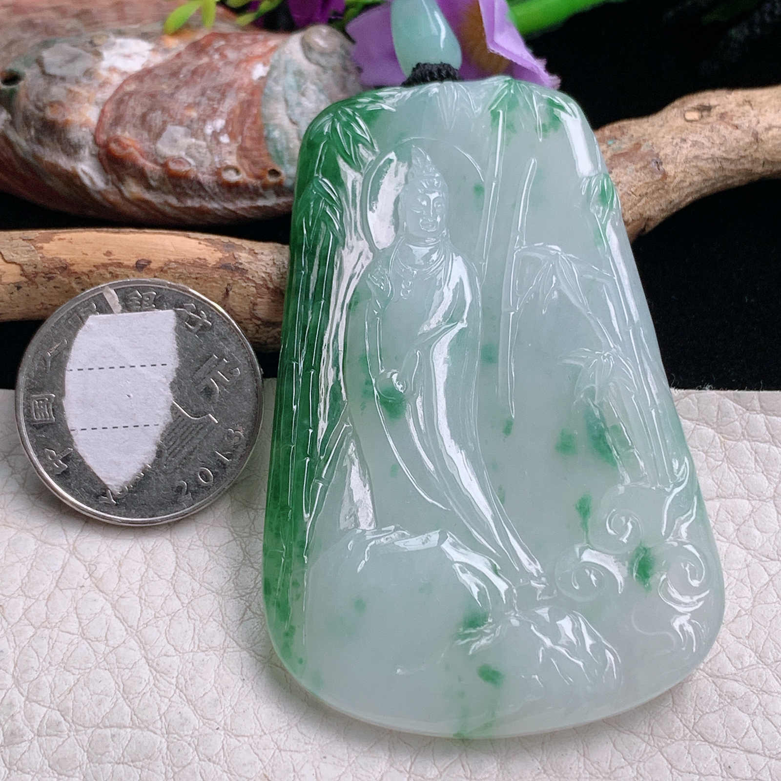 yl实拍68*43*6.3缅甸翡翠冰润飘绿山水观音 自在观音玉吊坠 玉挂件
