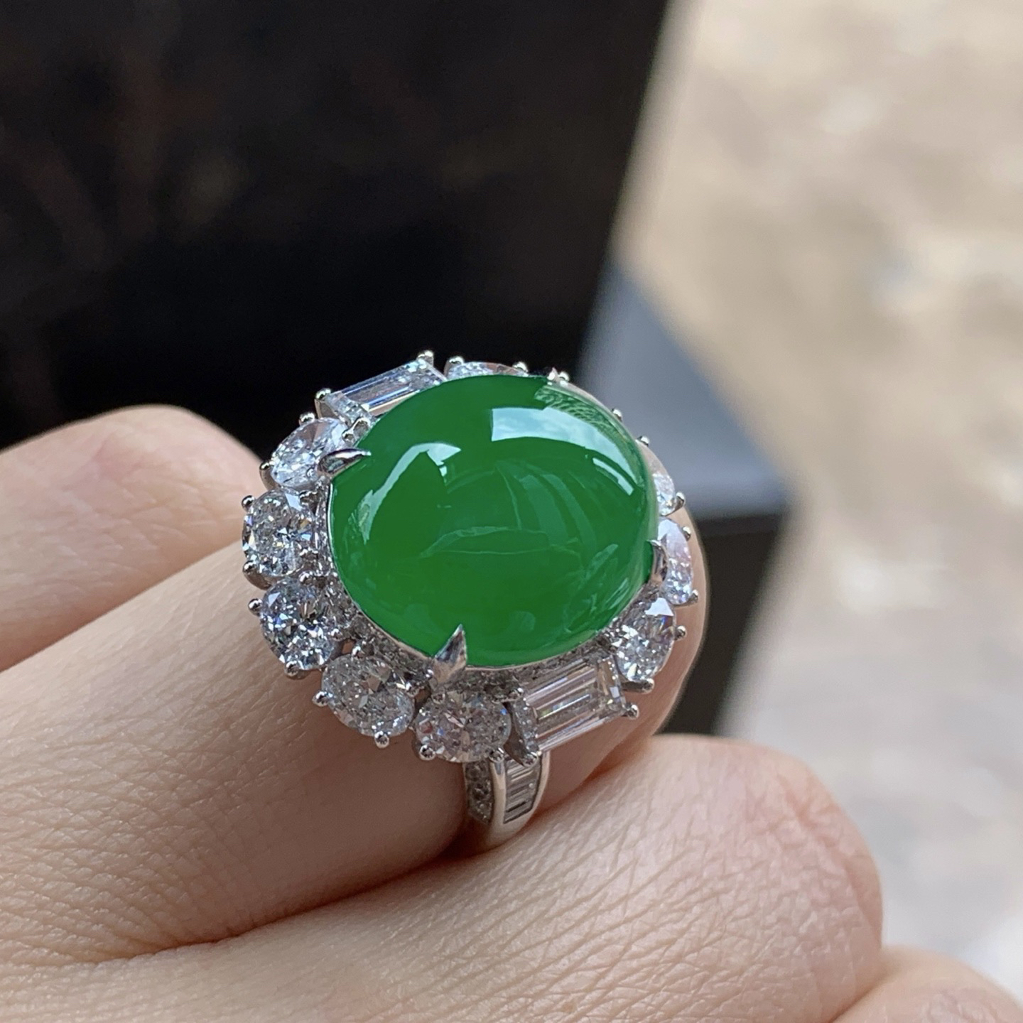 金钻豪华镶嵌辣绿色戒指^_^颜色鲜艳 浓郁