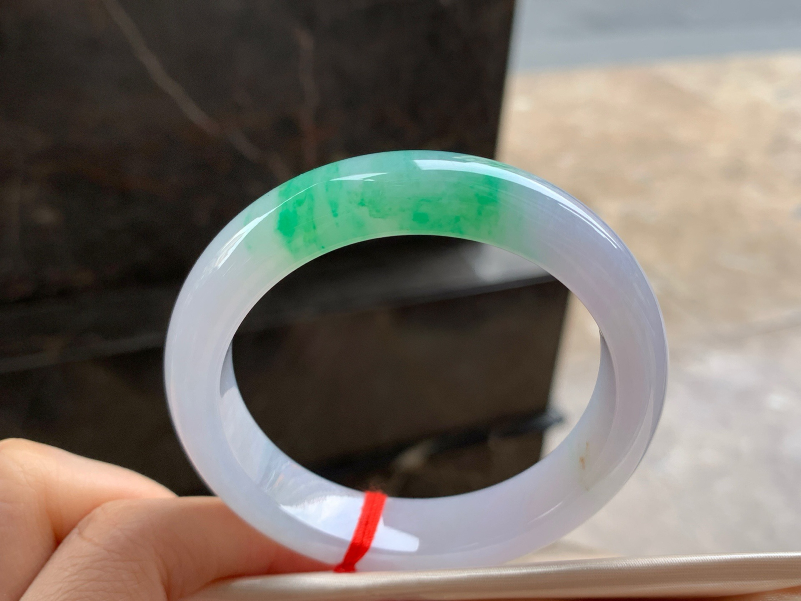 54.5-12.7-8.7

阳绿色手镯^_^玉质温润