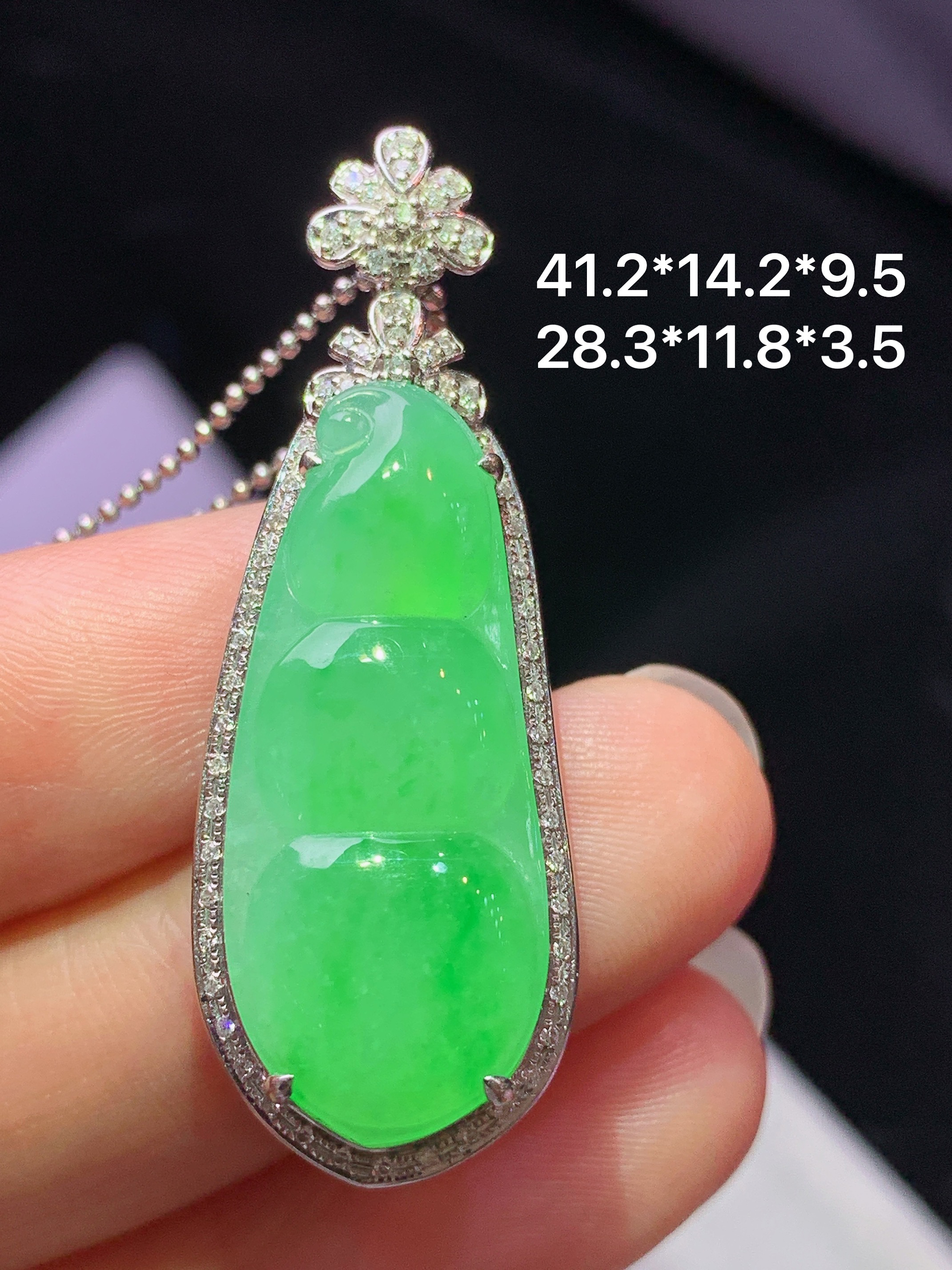 8k金钻镶嵌冰阳绿四季豆吊坠 玉质细腻 色泽艳丽清新 水润亮眼 整体尺寸41.2*14.2*9.5j2