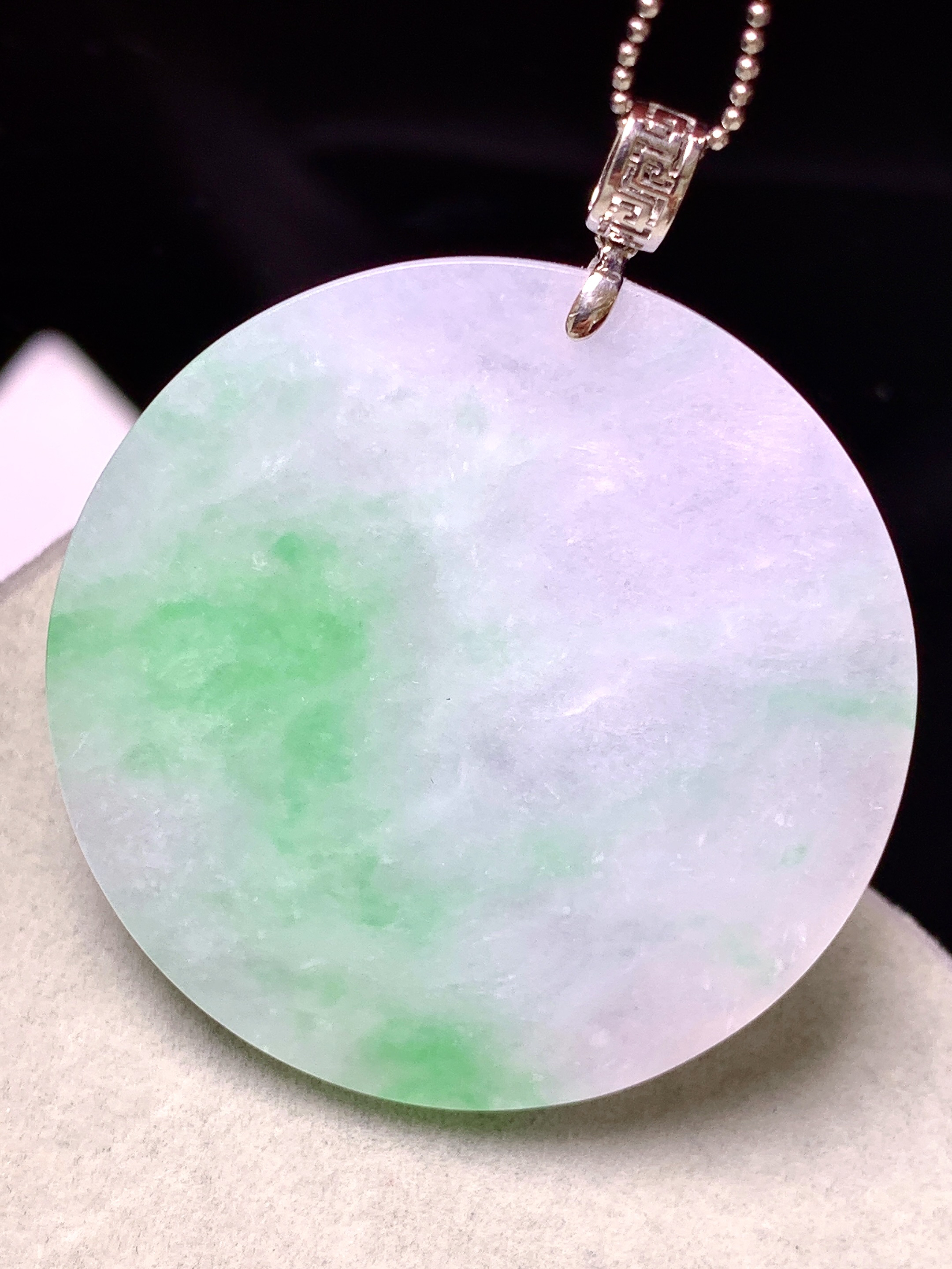 18k金镶嵌飘绿圆牌吊坠 玉质细腻 色泽艳丽清新 水润亮眼 整体尺寸48.2*40*3.2j2