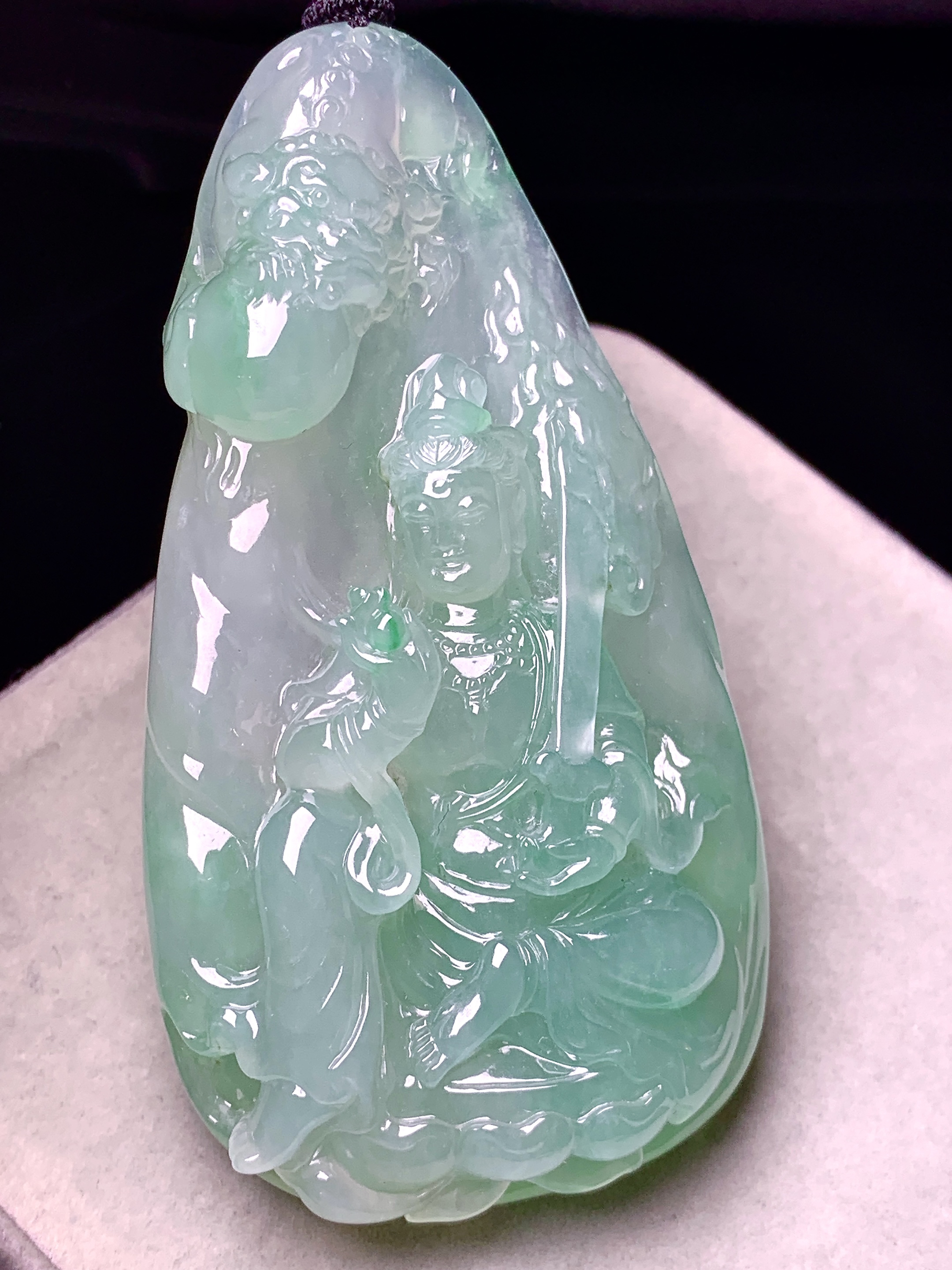 飘绿观音菩萨吊坠 玉质细腻 色泽艳丽清新 水润亮眼 整体尺寸79*42.2*13L1