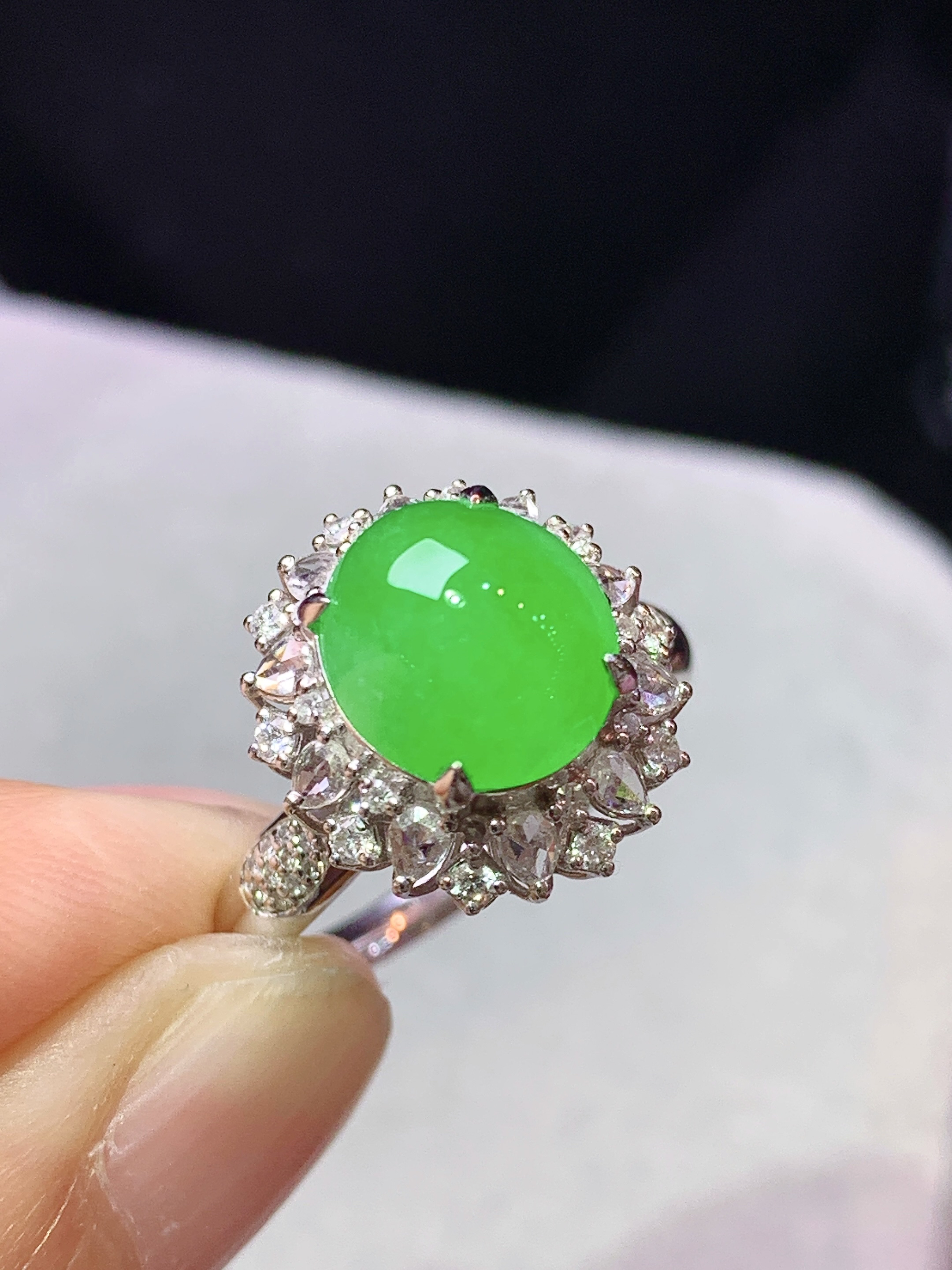 8k金钻镶嵌冰阳绿蛋面戒指 玉质细腻 色泽艳丽清新 水润亮眼 圈口14 整体尺寸14.5*13.3*