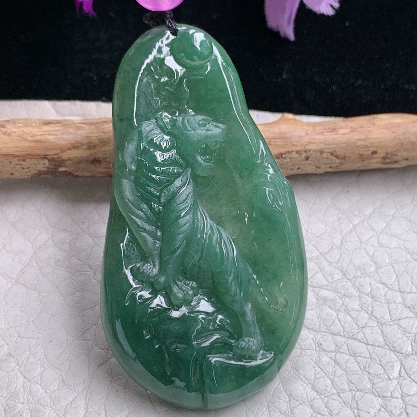 t实拍50.3*27.3*6.2缅甸翡翠A货精雕冰油绿上山虎 生肖虎玉吊坠 玉挂件