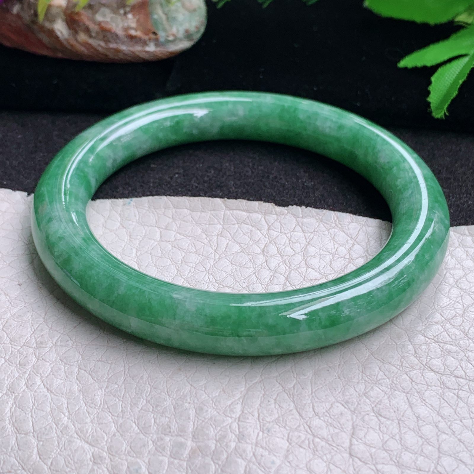 n实拍56*10美人镯 缅甸翡翠a货手镯满绿水润圆条叮当镯
