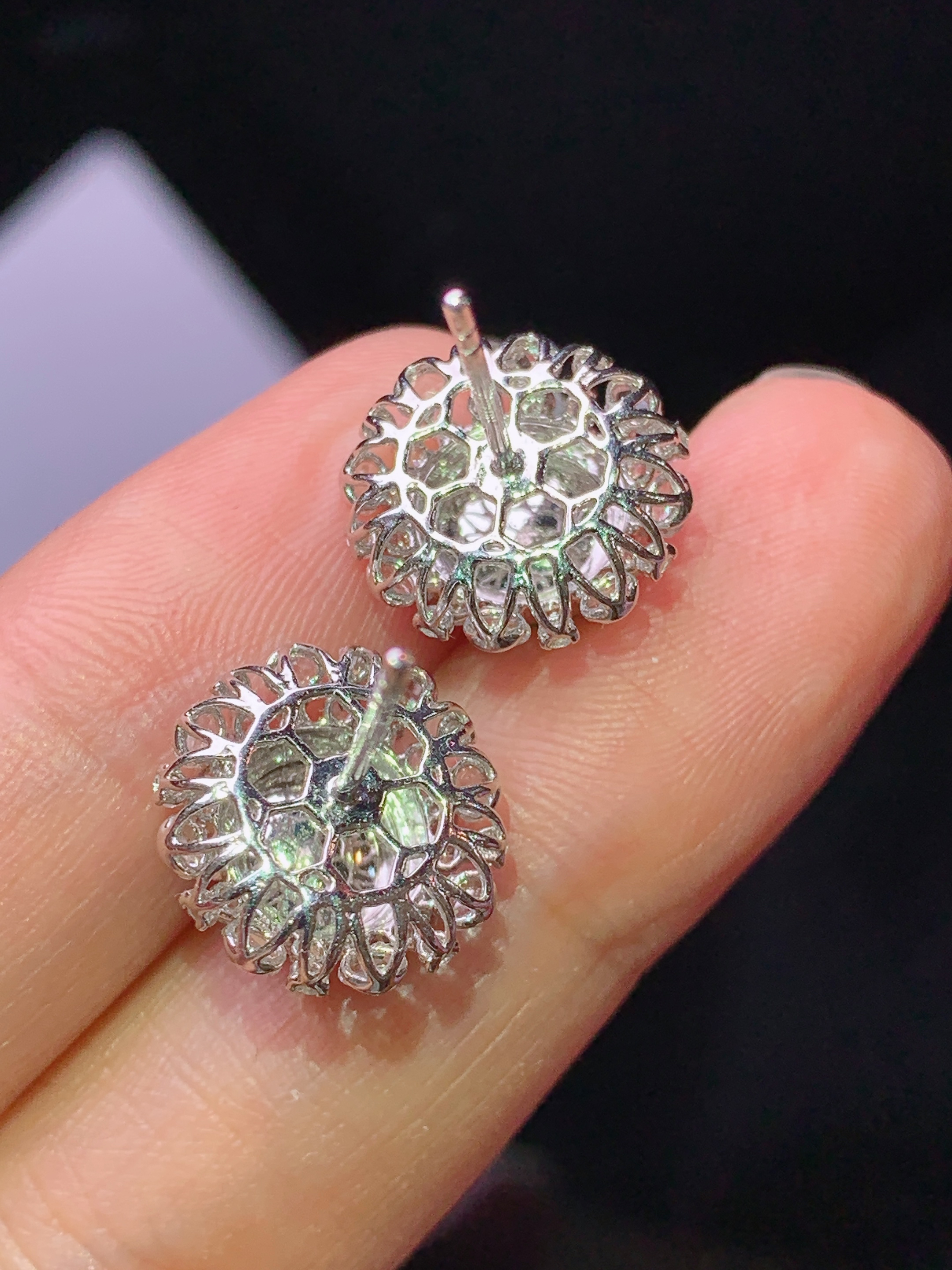 8k金钻镶嵌冰阳绿蛋面耳钉 玉质细腻 色泽艳丽清新 水润亮眼 整体尺寸13.2*12.6*9.3h2